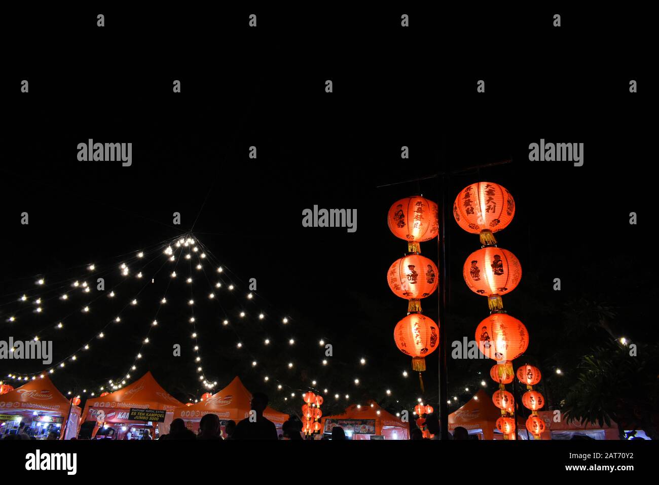 Lampion e lampade elettriche decorazione parte del festival alimentare durante il nuovo anno cinese festival presso il centro commerciale. Surakarta, Indonesia. Foto Stock