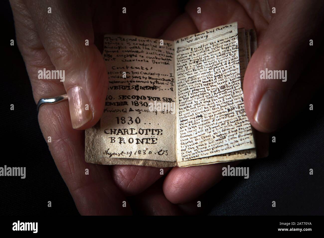 Il curatore principale Ann Dinsdale detiene un raro €600.000 'piccolo libro' scritto da Charlotte Bronte dopo il suo ritorno a casa al Bronte Parsonage Museum, a Haworth, Keighley, West Yorkshire, dopo essere stato acquistato all'asta a Parigi. Foto Stock