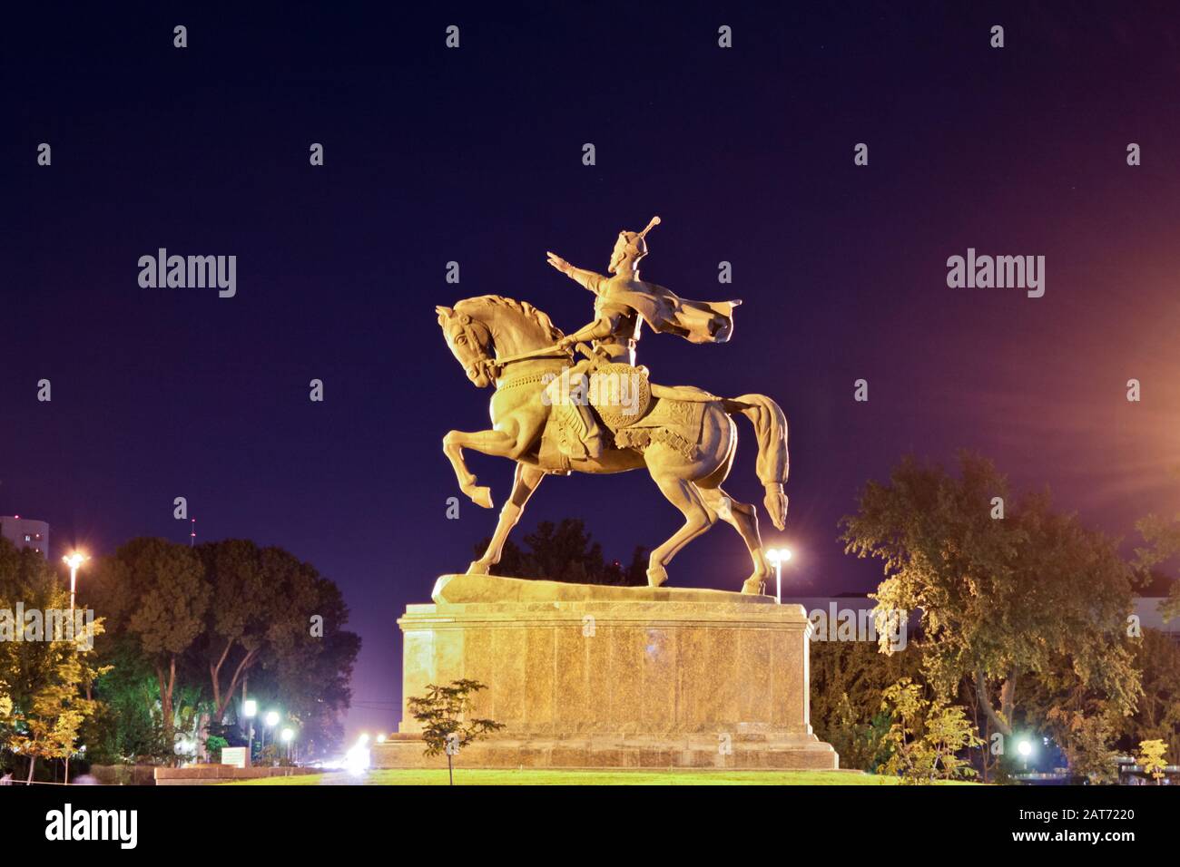 Statua di Tamerlane a Tashkent di notte Foto Stock