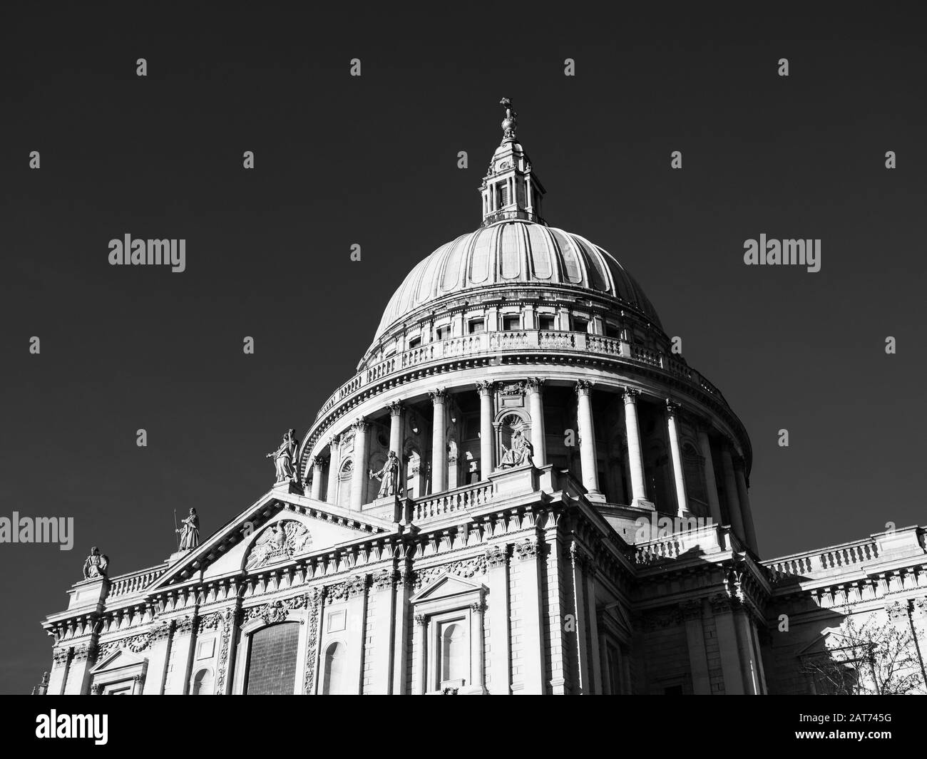 Paesaggio bianco e nero della Cattedrale di St Pauls, City of London, England, UK, GB. Foto Stock