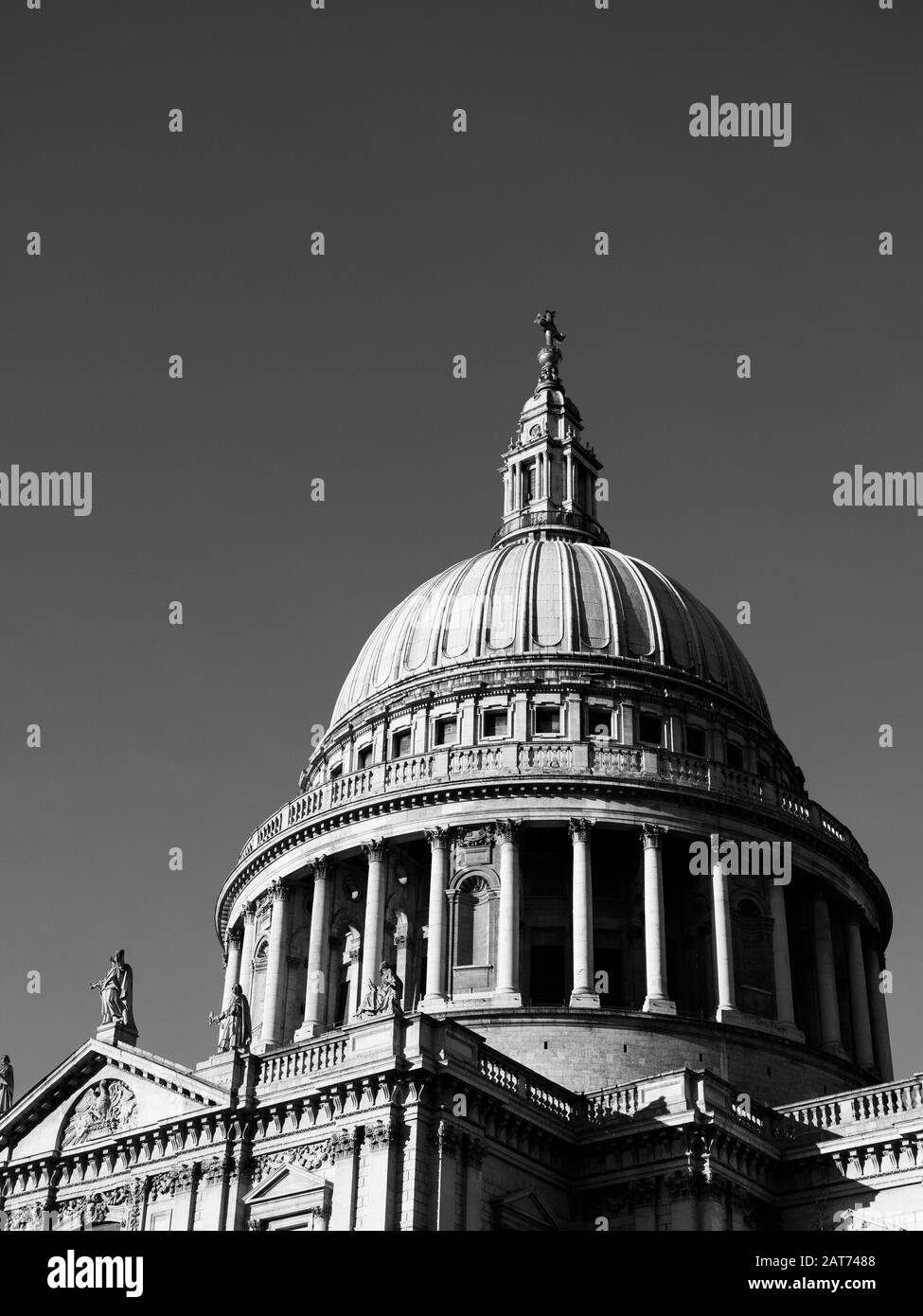 Paesaggio bianco e nero della Cattedrale di St Pauls, City of London, England, UK, GB. Foto Stock