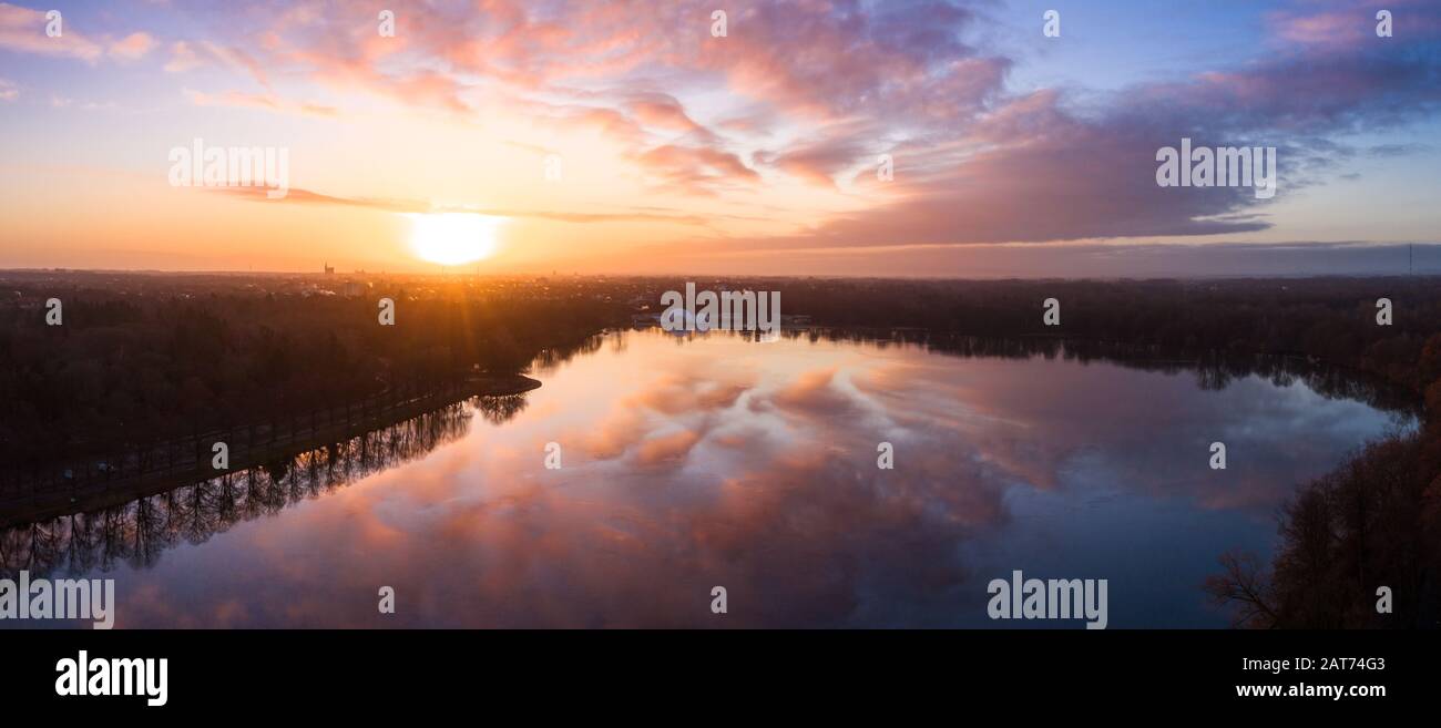 Winterlicher Maschsee a Hannover zum Sonnenaufgang Foto Stock