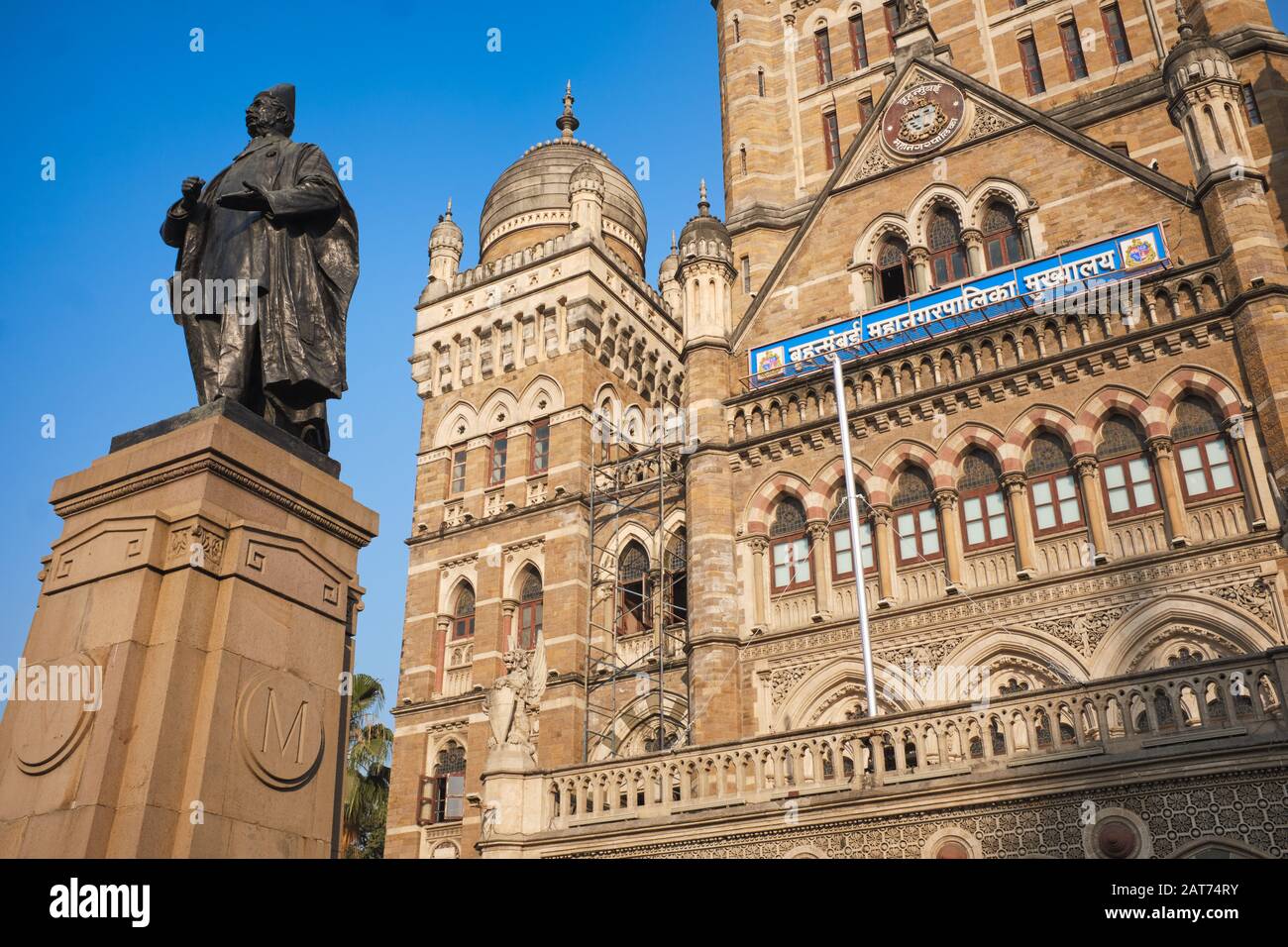 Vista parziale di BMC (Brihanmumbai Municipal Corporation) Bldg., Mumbai, India, una statua dell'ex politico Sir Pherozeshah Mehta, un Parsi, di fronte Foto Stock
