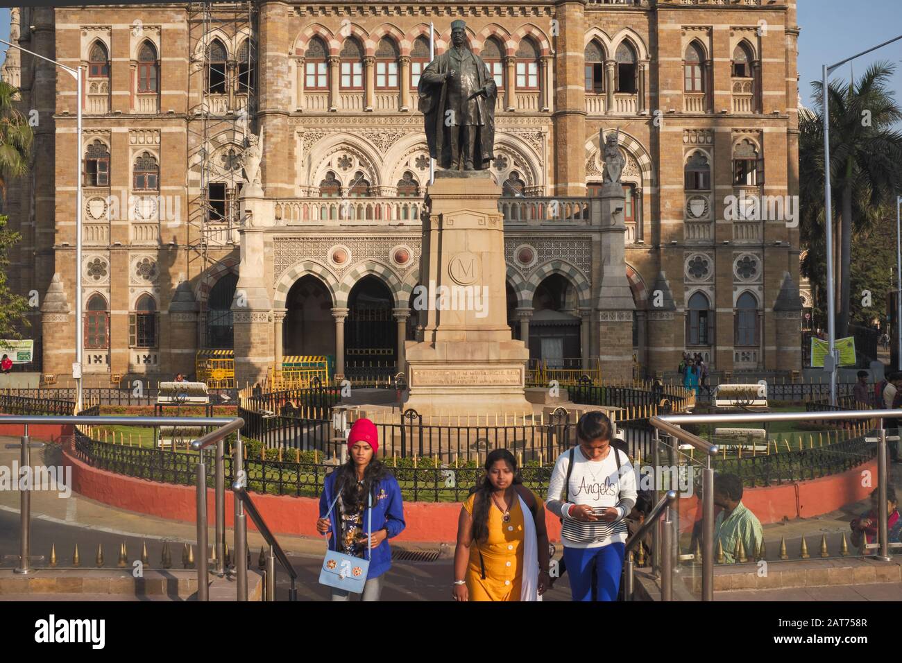 Vista parziale di BMC (Bombay Municipal Corporation) Bldg., Mumbai, India, con una statua di ex politico Sir Pherozeshah Mehta, un Parsi, di fronte Foto Stock