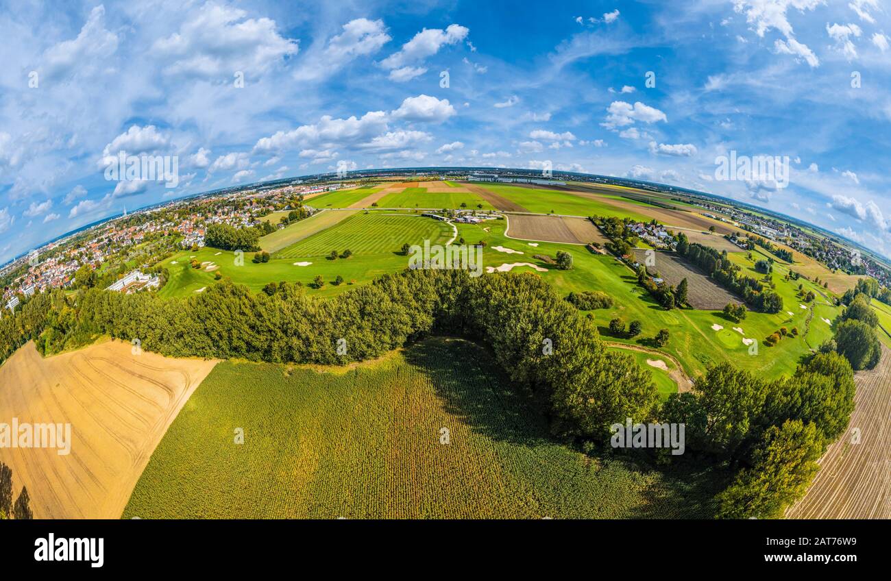 Vista su un campo da golf tra Augusta-Göggingen e Inningen Foto Stock