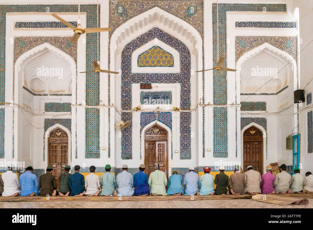 Linea colorata di uomini musulmani che pregano al santuario di Hazrat Makhdoom Sarwar Nooh a Hala, Sindh, Pakistan Foto Stock