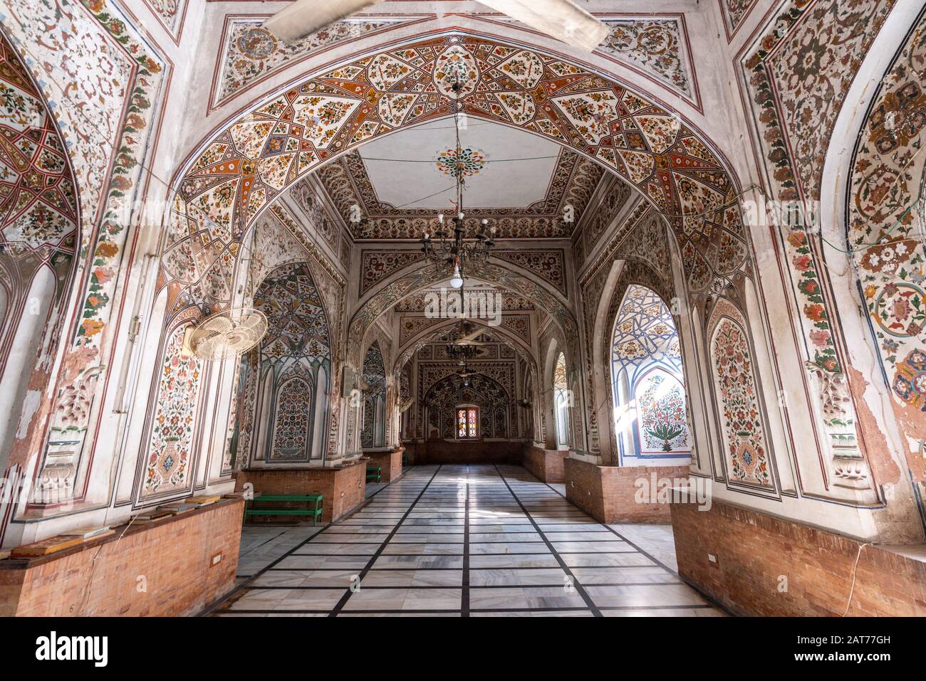 Esempi di arte e architettura islamica nella moschea di Mahabat Khan a Peshawar, Khiber Pakhtunkhwa, Pakistan Foto Stock