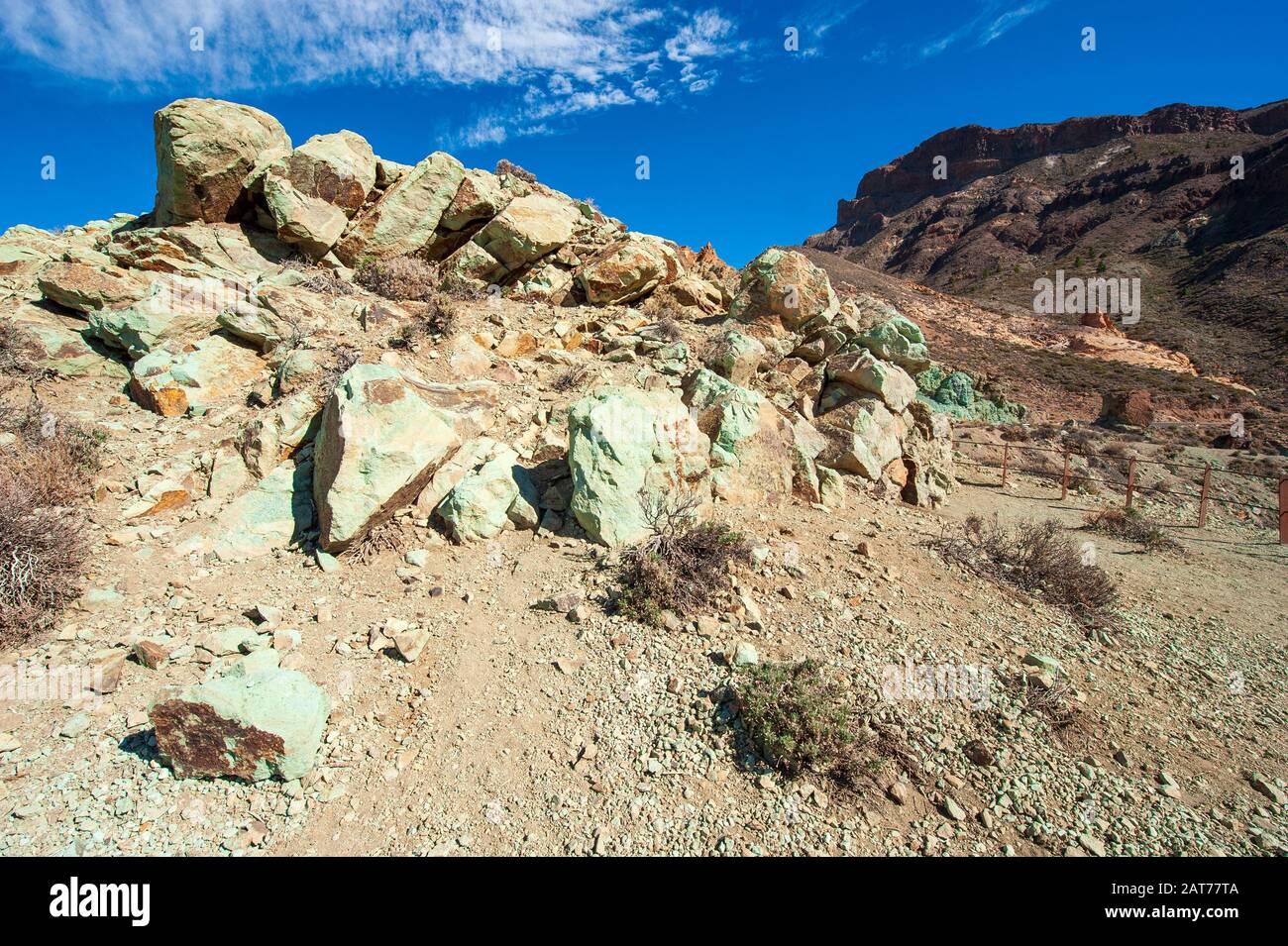 Rocce verdi nel Parco Nazionale del Teide sull'isola delle Canarie Tenerife. Foto Stock