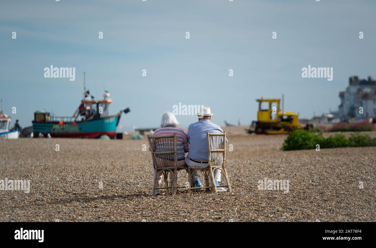 Le coppie anziane godono della vista sulla spiaggia di Aldeburgh. Aldeburgh, Suffolk Regno Unito Foto Stock