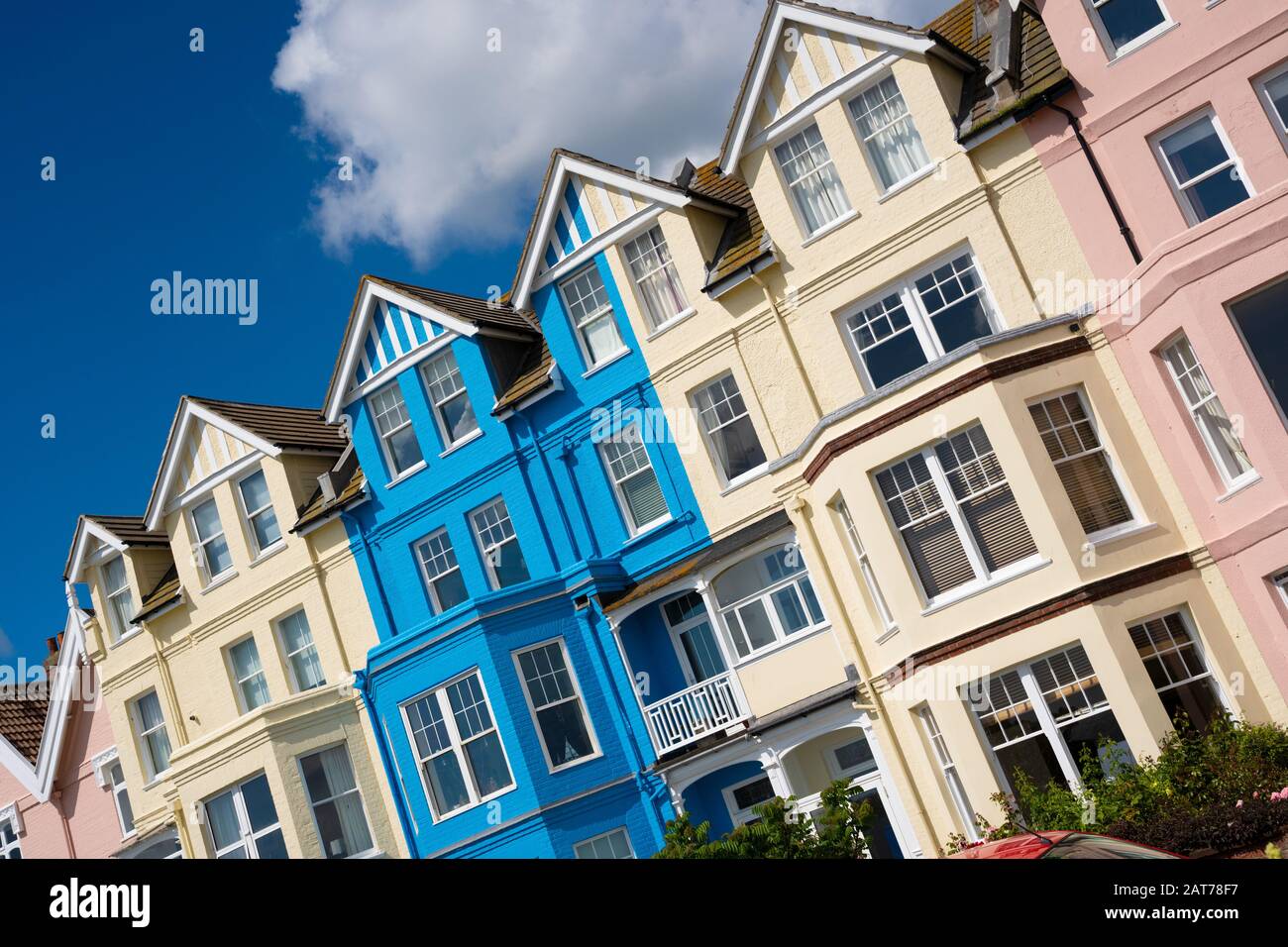 Edifici sul percorso Crag di fronte alla spiaggia di Aldeburgh. Aldeburgh, Suffolk Foto Stock