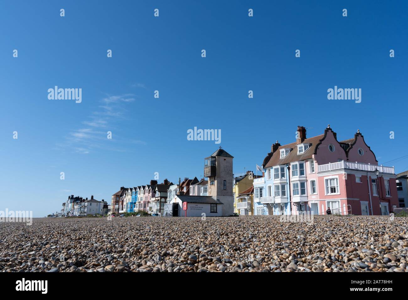 Edifici sul percorso Crag di fronte alla spiaggia di Aldeburgh. Aldeburgh, Suffolk Foto Stock