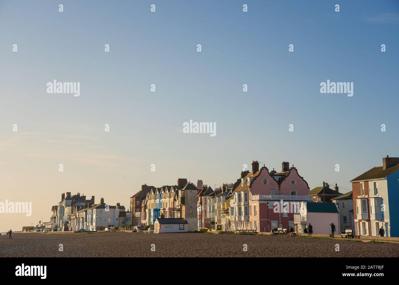 Edifici sul percorso Crag di fronte alla spiaggia di Aldeburgh. Aldeburgh, Suffolk Foto Stock