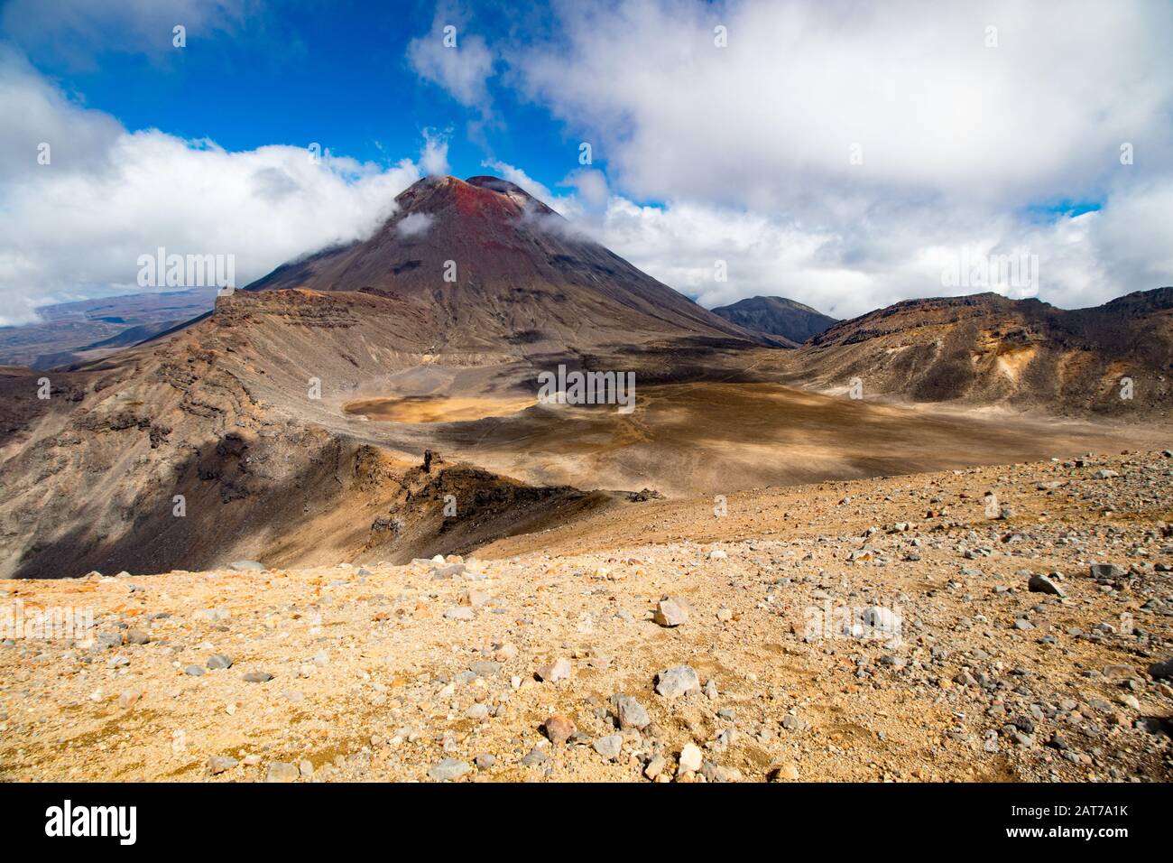 Vista panoramica sul Monte Doom (Monte Ngauruhoe) circondato da nuvole dal cratere Rosso nel Tongariro Nation Park, Nuova Zelanda, Isola del Nord Foto Stock