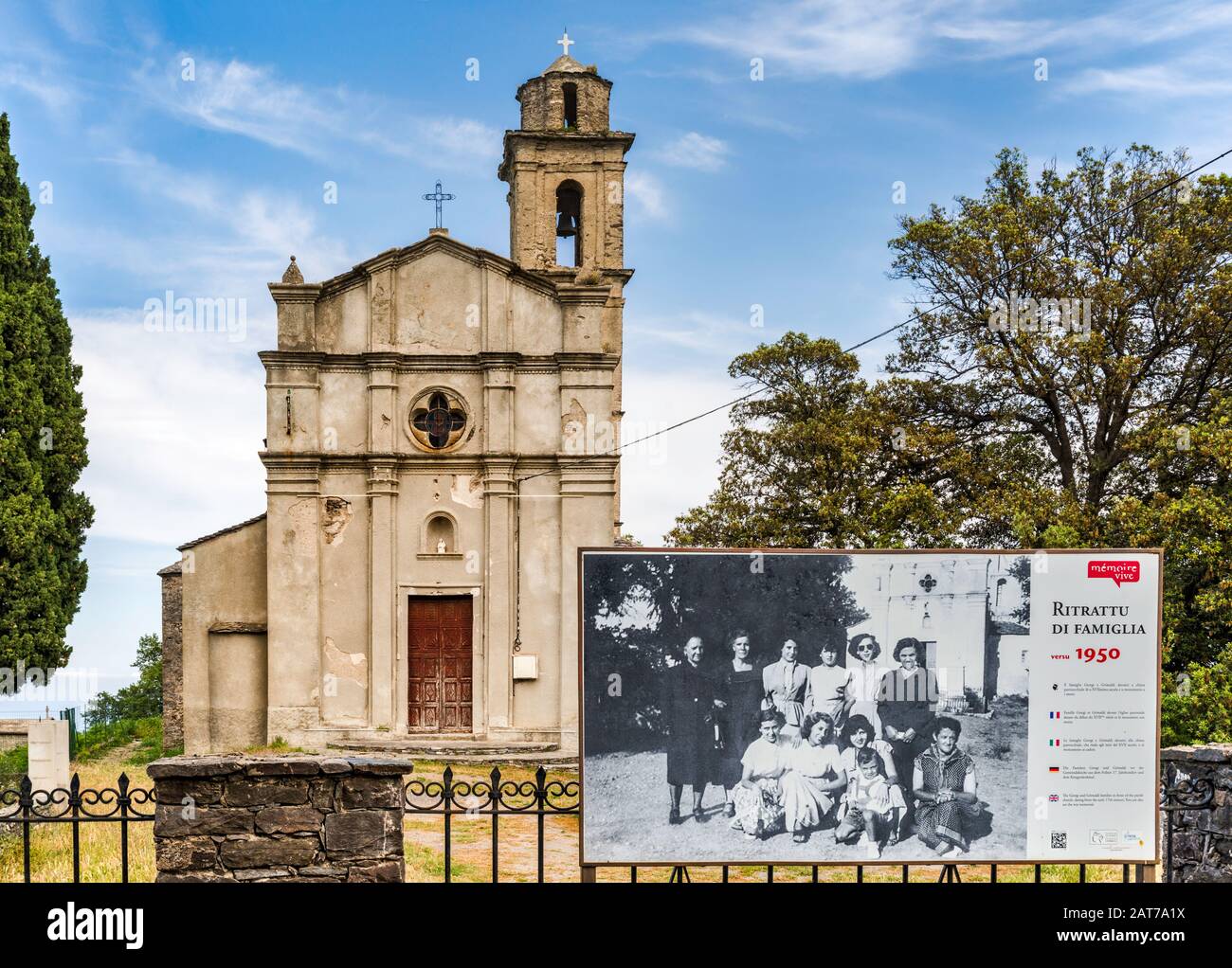 Foto d'archivio delle famiglie locali, esposte di fronte alla chiesa di Santa-Lucia-di-Moriani, regione di Castagniccia, altopiani sulla Costa Verde, alta Foto Stock
