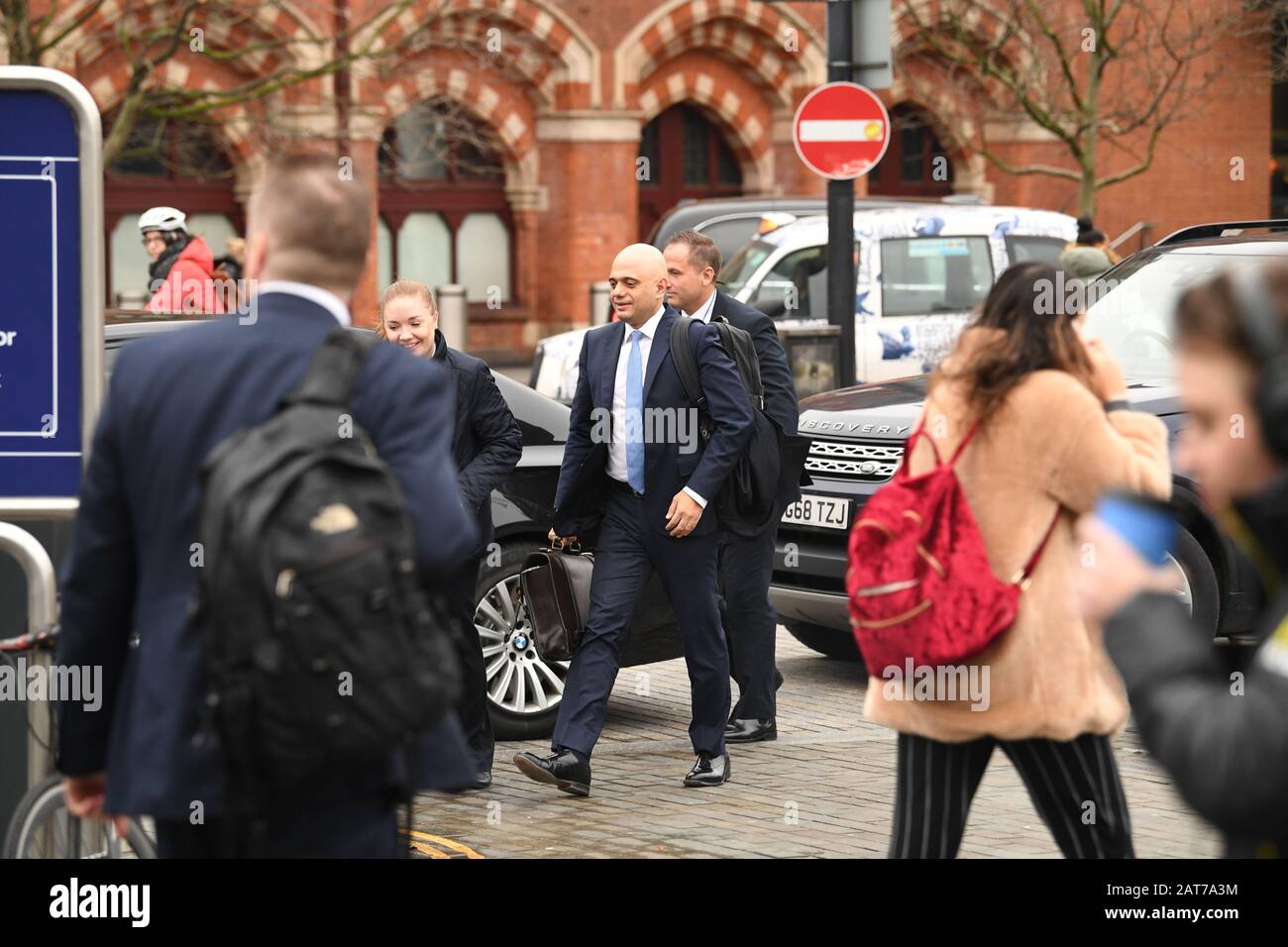 Il Cancelliere dello scacchiere Sajid Javid arriva alla stazione King's Cross St. Pancras di Londra prima di salire a bordo di un treno per il Nord Est per un incontro con un gabinetto a Sunderland. Foto Stock