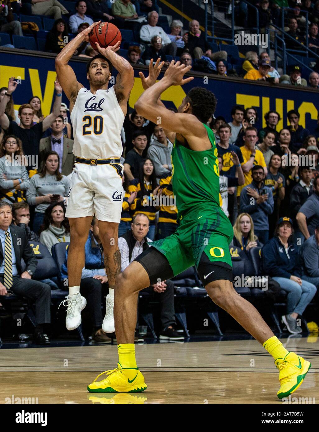 Berkeley, CA, Stati Uniti, 30th Gen, 2020. California Golden Bears Guard Matt Bradley (20) spara la palla durante il gioco NCAA Men's Basketball tra Oregon Ducks e California Golden Bears 72-77 perso al padiglione Hass Berkeley Calif. Thurman James/CSM/Alamy Live News Foto Stock