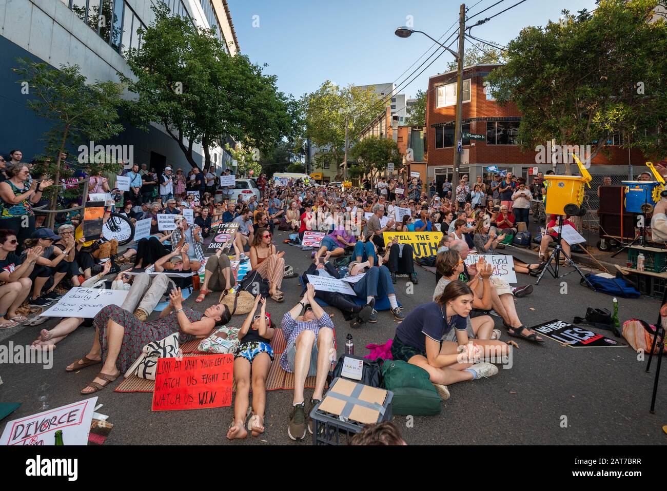 Sydney, NSW, Australia 31 gennaio 2020: Centinaia di attivisti del clima si trovano di fronte a News Corp Australia che chiama i murdoch press liers. Foto Stock