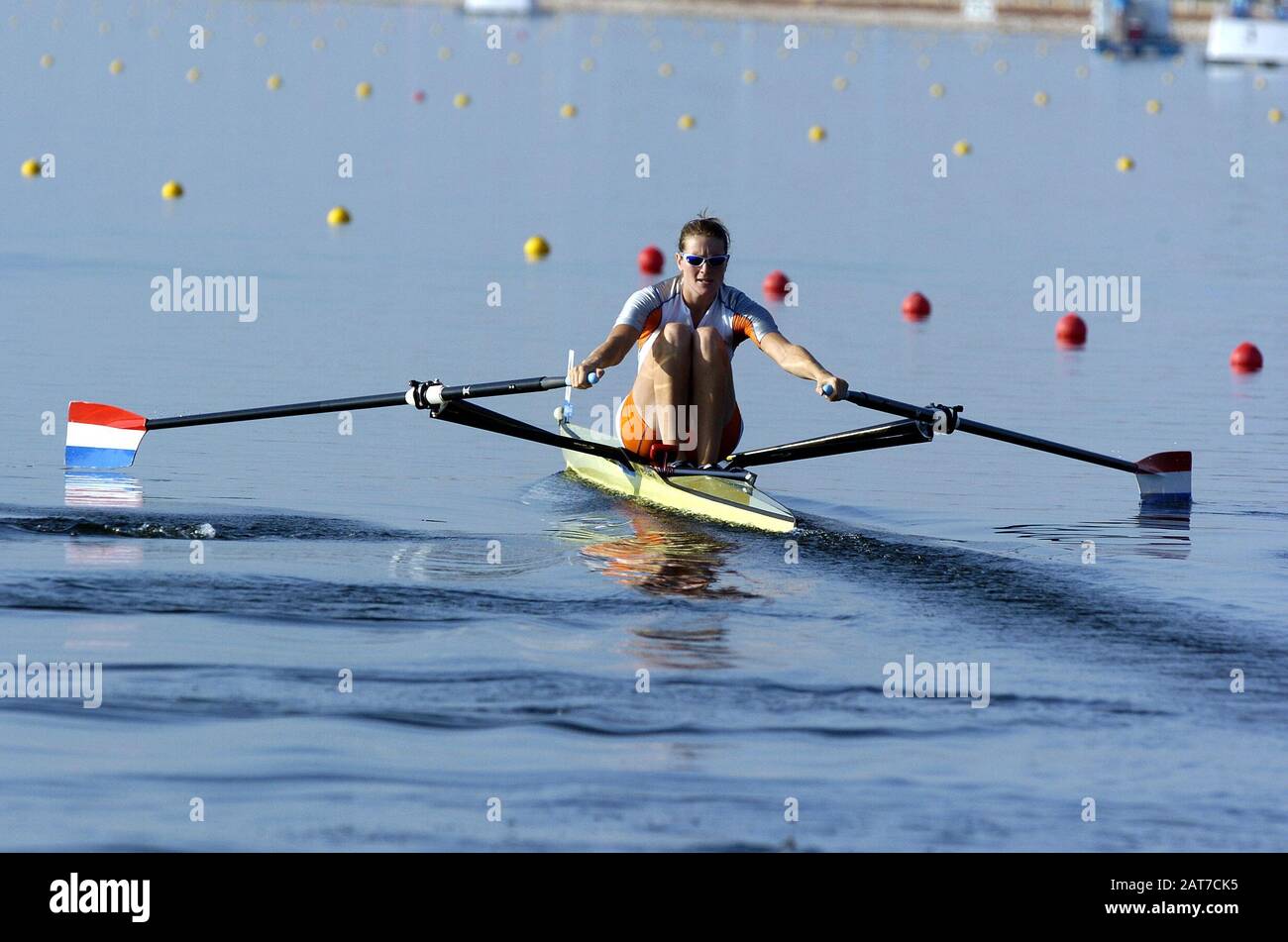 20040814 Giochi Olimpici Atene Grecia [aratura] Foto Peter Spurrier NED W1X Femke Dekkers, si muove all'inizio del giorno di apertura della regata olimpica. Email; images@intersport-images.com Tel +44 7973 819 551 T [Mandatory Credit Peter Spurrier/ Intersport Images] Foto Stock