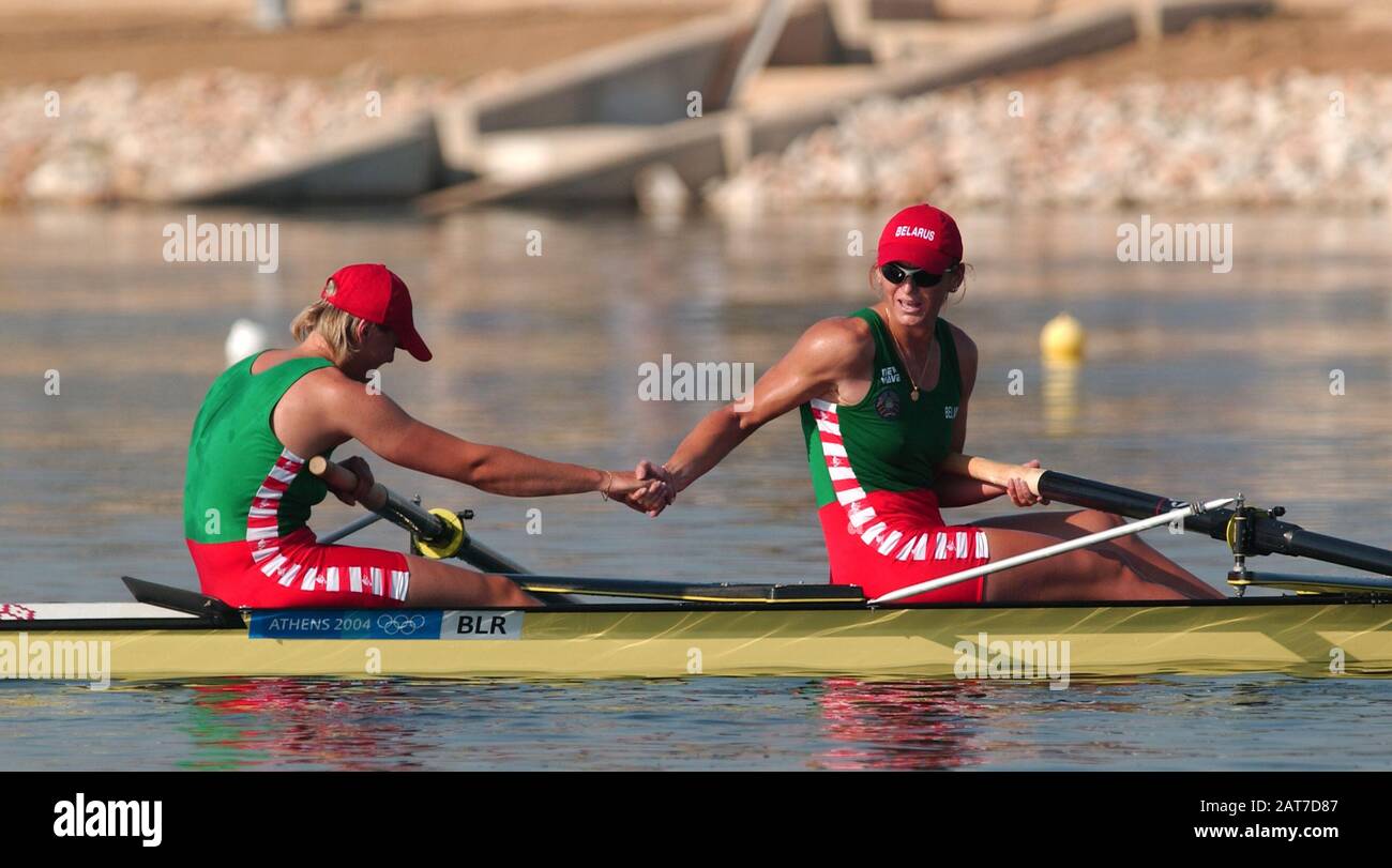 20040821 Giochi Olimpici Atene Grecia [Rowing-Sat Finals Day] Schinias. BLR W2- lasciò Yuliya Bichik e Natalia Helakh dopo aver vinto la medaglia olimpica di bronzo nella coppia femminile. Foto Peter Spurrier E-Mail Images@Intersport-Images.com [Credito Obbligatorio Peter Spurrier/ Intersport Images] Foto Stock