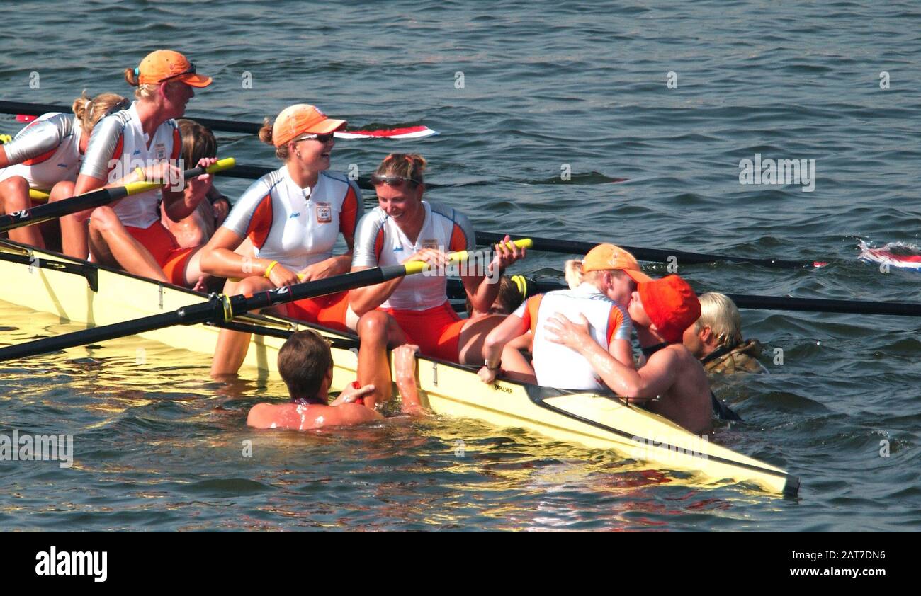 20040822 Giochi Olimpici Atene Grecia [Giorno Delle Finali Di Rowing-Sun] Lago Di Schinias. I Fan di Ned W8+ nuotano per congratularsi con l'equipaggio dopo aver vinto la medaglia di bronzo olimpica. Foto Peter Spurrier E-Mail Images@Intersport-Images.com [Credito Obbligatorio Peter Spurrier/ Intersport Images] Foto Stock