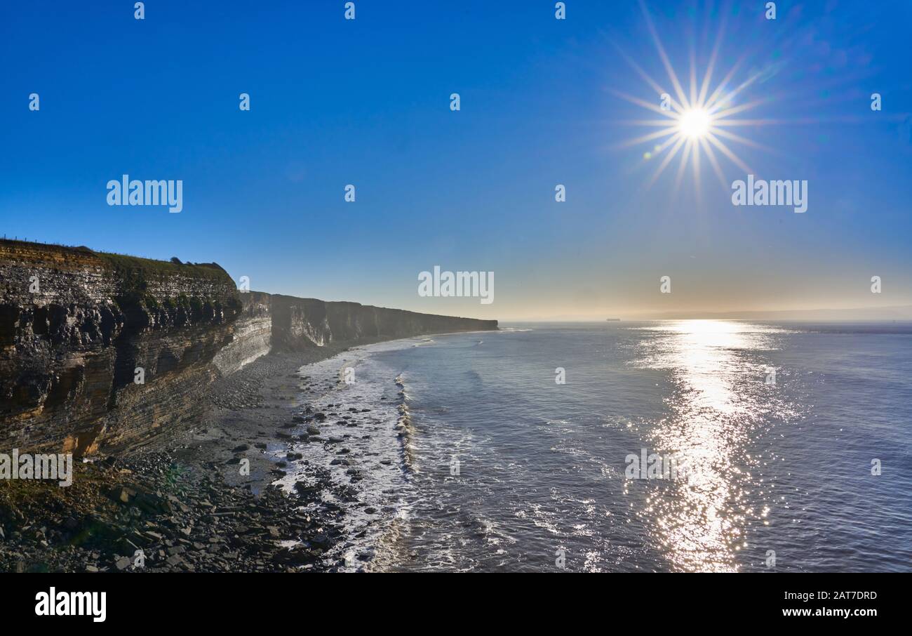 Sgombrare la nebbia in una giornata invernale sulla Glamorgan Heritage Coast nel galles del Sud guardando verso Nash Point Foto Stock