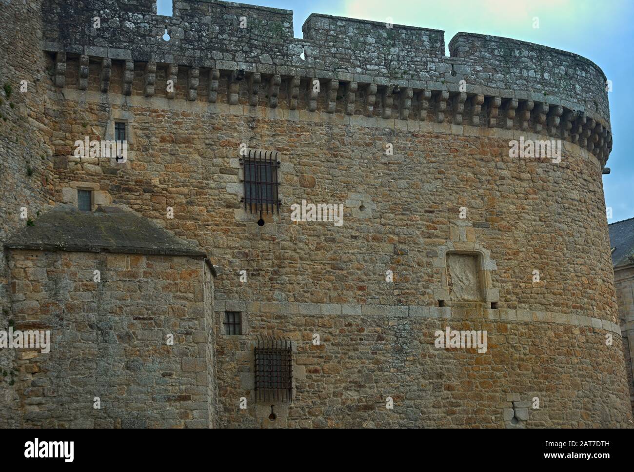 Parte del muro di pietra difensiva presso la fortezza medievale Foto Stock