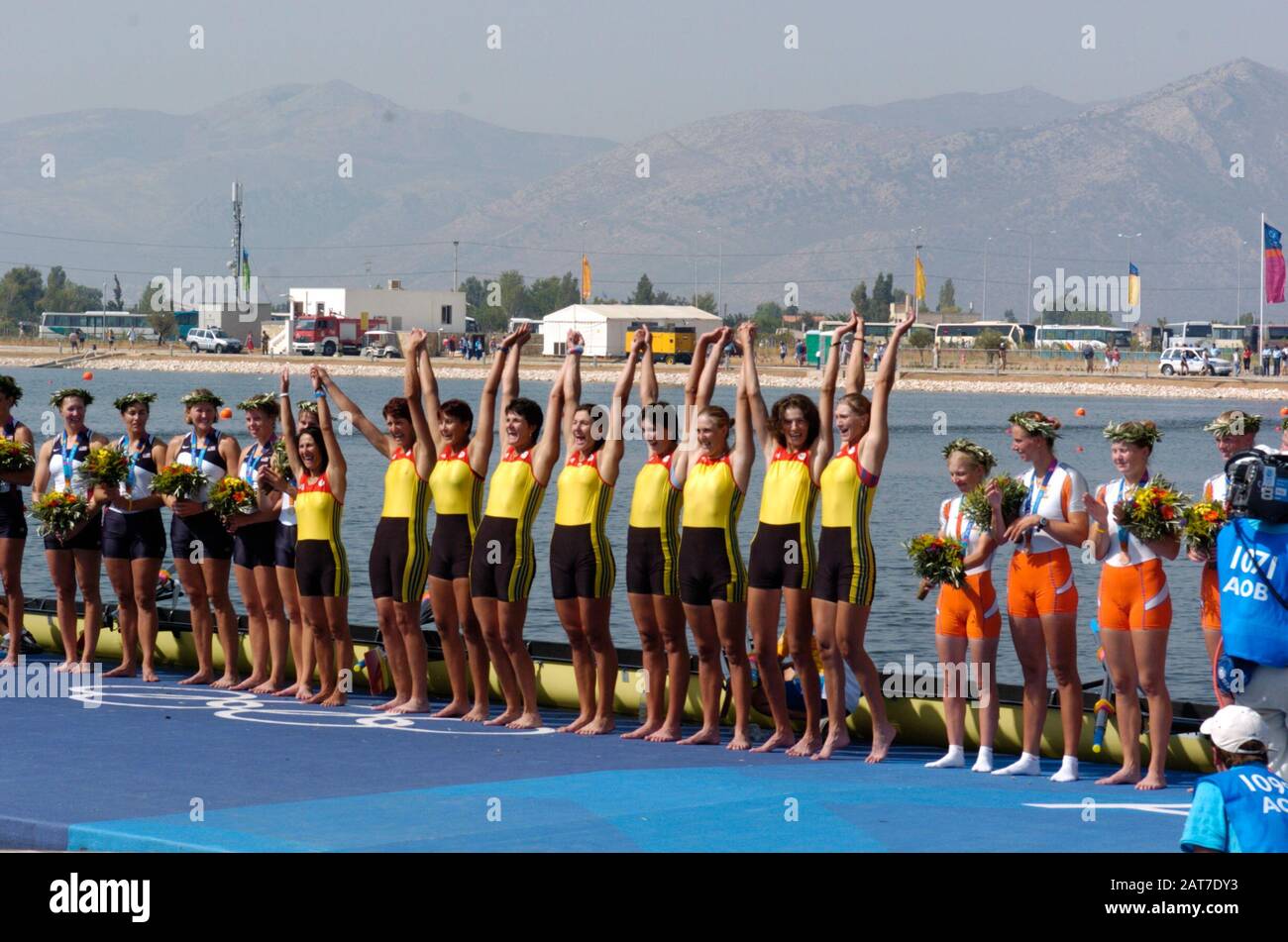 20040822 Giochi Olimpici Atene Grecia [Giorno Delle Finali Di Rowing-Sun] Lago Di Schinias. Gold Medalist ROM W8+ Bow Georgeta DAMIAN (ANDRUNACHE-) 2. Elena Gavrilesscu. 3. Aurica Barascu, 4. Ioana Papuc, 5. Liliana Gafencu. 6. Elisabetta Lipa-Oleniuc, 7. Rodica Forea Stroke Doina Ignat cox Elena GEORGESCU (-NEDEELC) medaglia d'argento - USA W8+ Kate Johnson, 2. Samantha Magee, 3. Megan Dirkmaat, 4. Alison Cox, 5. Caryn Davies, 6. Laurel Korholz, 7. Anna Mickelson stroke Lianne Nelson e cox Mary Whipple. Bronzo Medalista NED W8+ Marlies Smulders, 2. Nienke Hommes, 3. Froukji Wegman, 4. Hurnet Dekkers, 5. Foto Stock