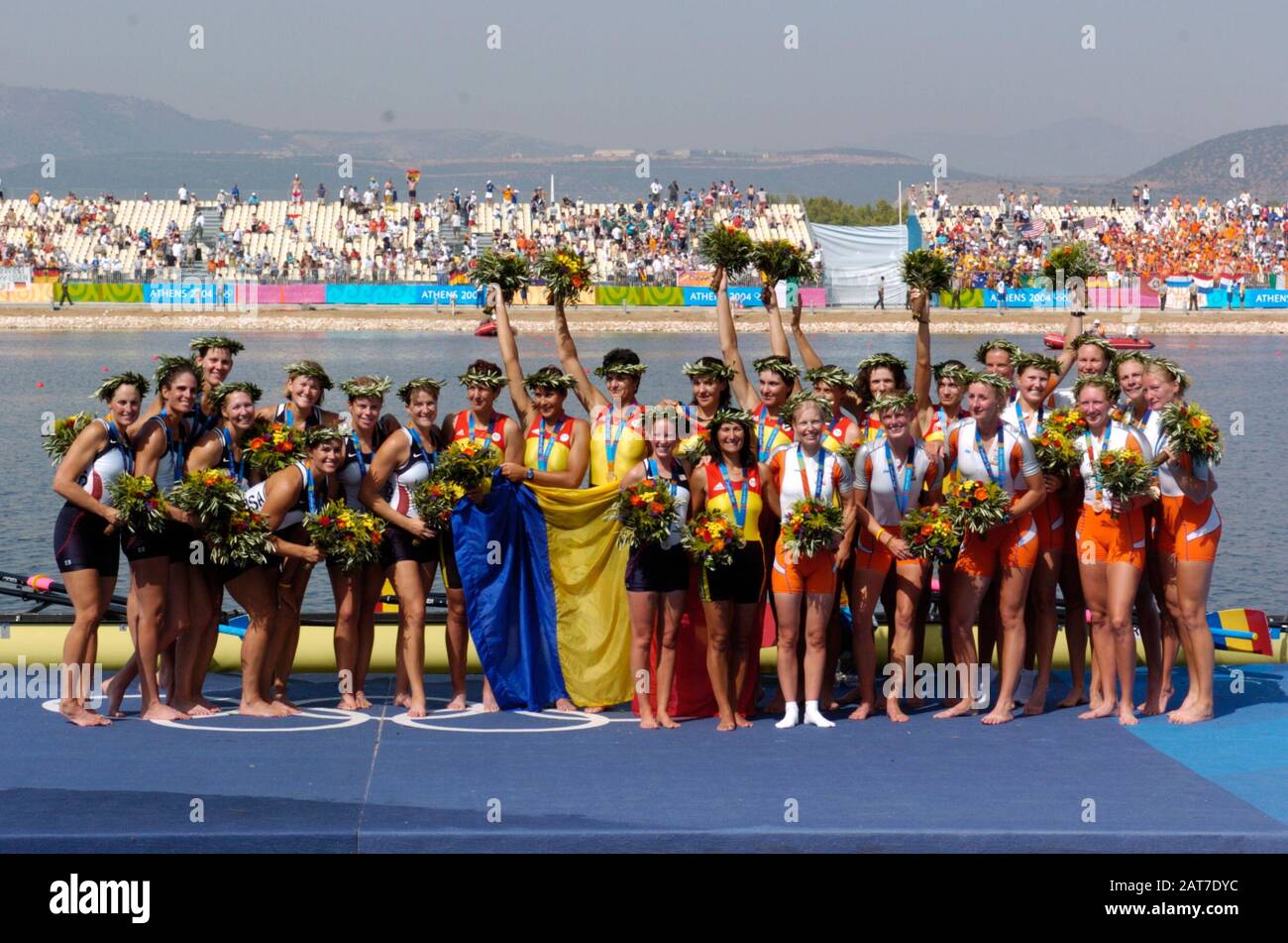 20040822 Giochi Olimpici Atene Grecia [Giorno Delle Finali Di Rowing-Sun] Lago Di Schinias. Gold Medalist ROM W8+ Bow Georgeta DAMIAN (ANDRUNACHE-) 2. Elena Gavrilesscu. 3. Aurica Barascu, 4. Ioana Papuc, 5. Liliana Gafencu. 6. Elisabetta Lipa-Oleniuc, 7. Rodica Forea Stroke Doina Ignat cox Elena GEORGESCU (-NEDEELC) medaglia d'argento - USA W8+ Kate Johnson, 2. Samantha Magee, 3. Megan Dirkmaat, 4. Alison Cox, 5. Caryn Davies, 6. Laurel Korholz, 7. Anna Mickelson stroke Lianne Nelson e cox Mary Whipple. Bronzo Medalista NED W8+ Marlies Smulders, 2. Nienke Hommes, 3. Froukji Wegman, 4. Hurnet Dekkers, 5. Foto Stock