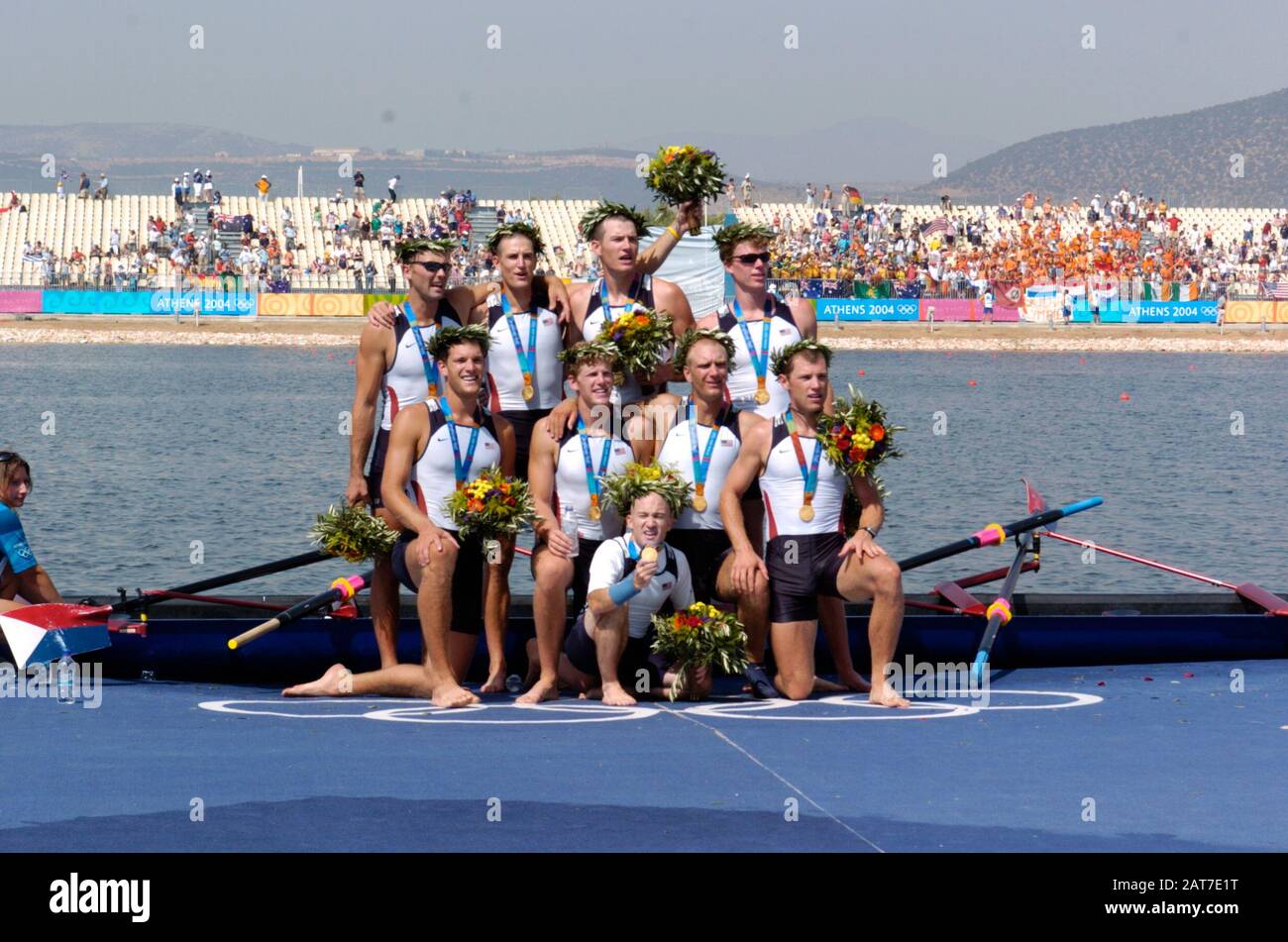 20040822 Giochi Olimpici Atene Grecia [Giorno Delle Finali Di Rowing-Sun] Lago Di Schinias. USA M8+ medaglia d'oro festeggiare, dopo aver vinto la finale. Prua. Jason Read, 2. Wyatt Allen, 3. Chris Ahrens, 4. Joseph Hansen, 5. Matt Deakin, 6. Daniel Beery, 7. Beau Hoopman, Stroke Bryan Volpenhein e cox Pete Cipollone Silver Medalist - USA W8+ Kate Johnson, 2. Samantha Magee, 3. Megan Dirkmaat, 4. Alison Cox, 5. Caryn Davies, 6. Laurel Korholz, 7. Anna Mickelson stroke Lianne Nelson e cox Mary Whipple. Foto Peter Spurrier email images@intersport-im USA W8+ Medalista d'argento NED W8+ Medalista d'bronzo Pho Foto Stock