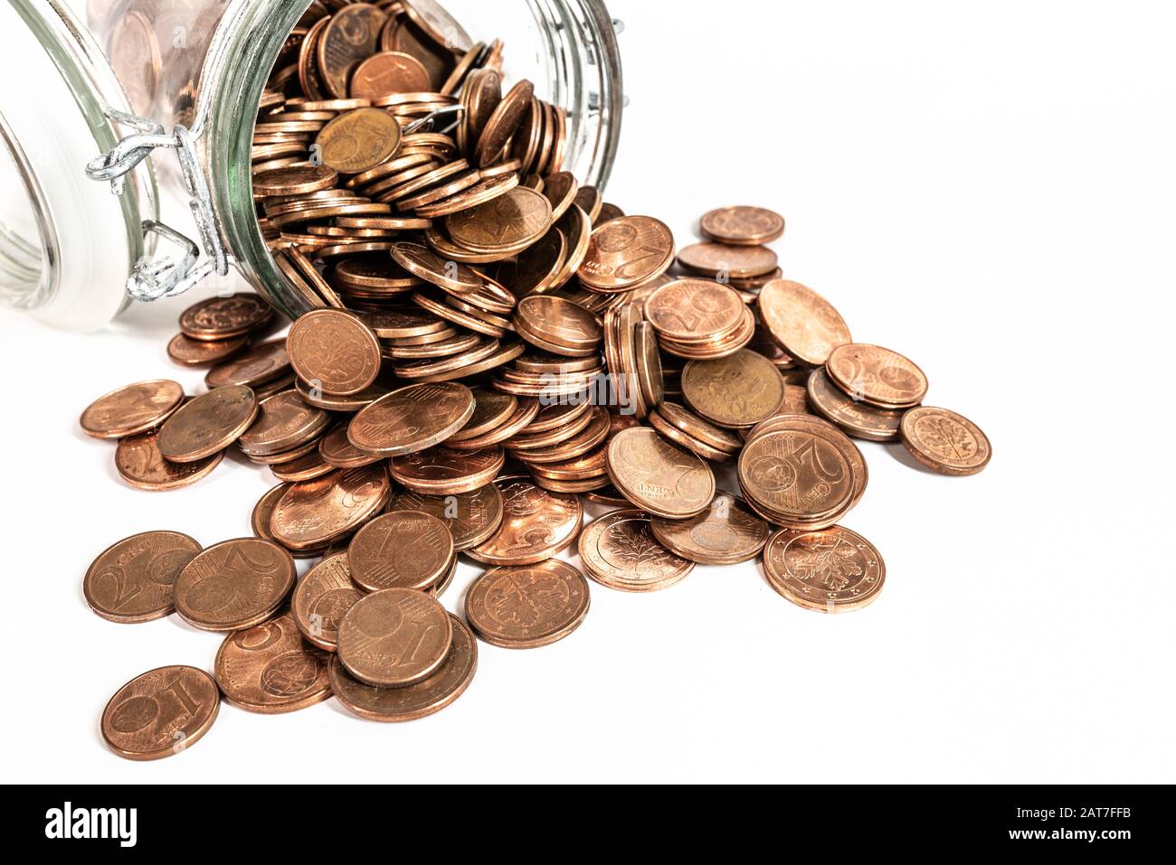 piccole monete euro cent cambio che si riversano dal vaso di vetro isolato su sfondo bianco, ritiro del concetto di monete a bassa denominazione Foto Stock
