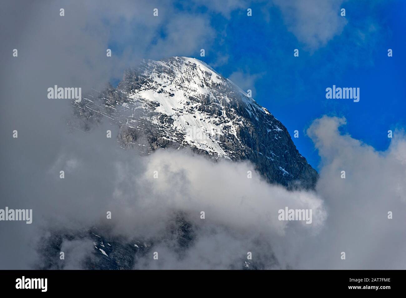 Cima del Monte Eiger tra le nuvole, Grindelwald, Oberland Bernese, Svizzera Foto Stock