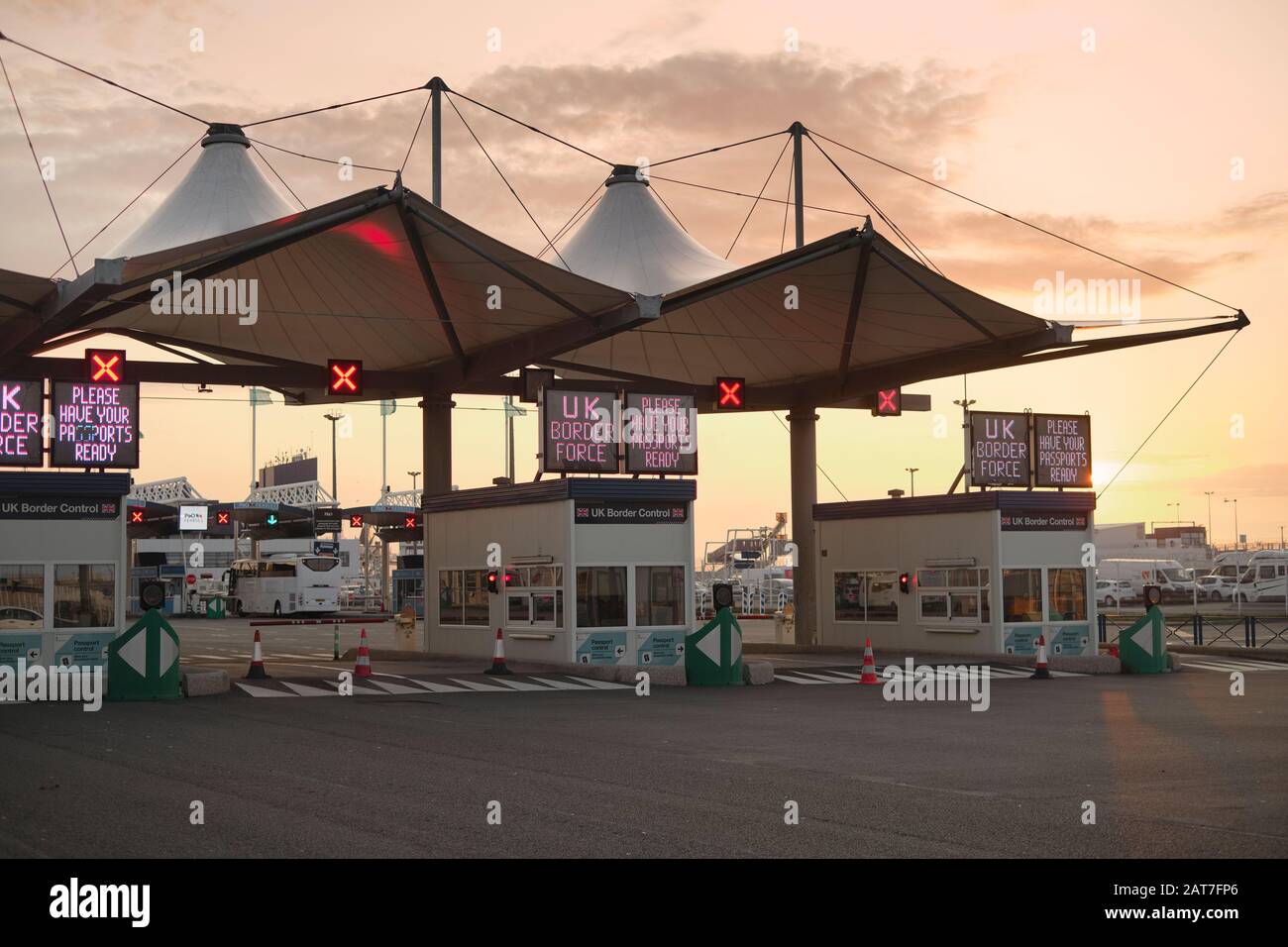 Porte chiuse per il controllo delle frontiere nel Regno Unito al porto dei traghetti di Calais nel Nord della Francia Europa - Agenzia Di Frontiera del Regno Unito Calais - controllo Delle Frontiere - controllo dei passaporti Foto Stock