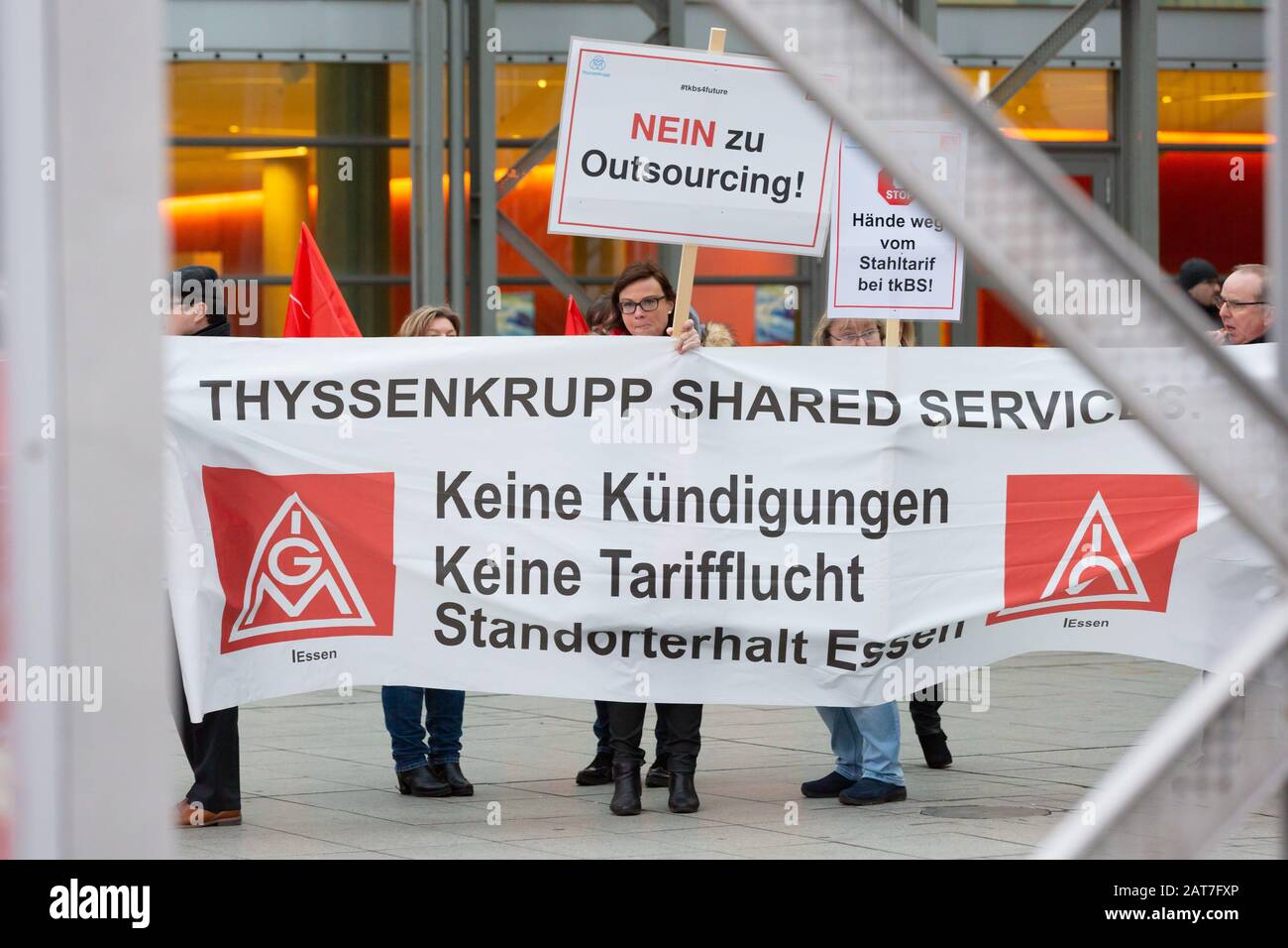 Bochum, Germania, 31 gennaio 2020, Thyssen Krupp Assemblea generale annuale: I dimostranti si trovano di fronte alla sala eventi. Credit: Juergen Schwarz/Alamy Live News Foto Stock