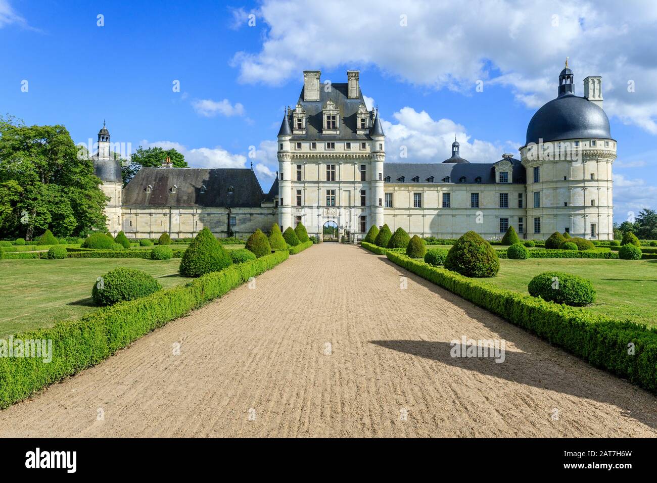 Francia, Indre, Berry, Valencay, Chateau de Valencay Parco e Giardini, la facciata del castello e il giardino francese in primavera // Francia, Indre (36), Berry, vale Foto Stock