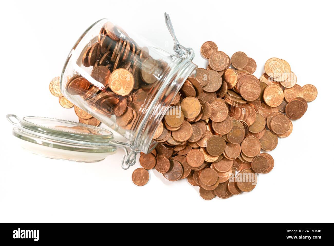 piccole monete euro cent cambio che si riversano dal vaso di vetro isolato su sfondo bianco, ritiro del concetto di monete a bassa denominazione. Foto Stock