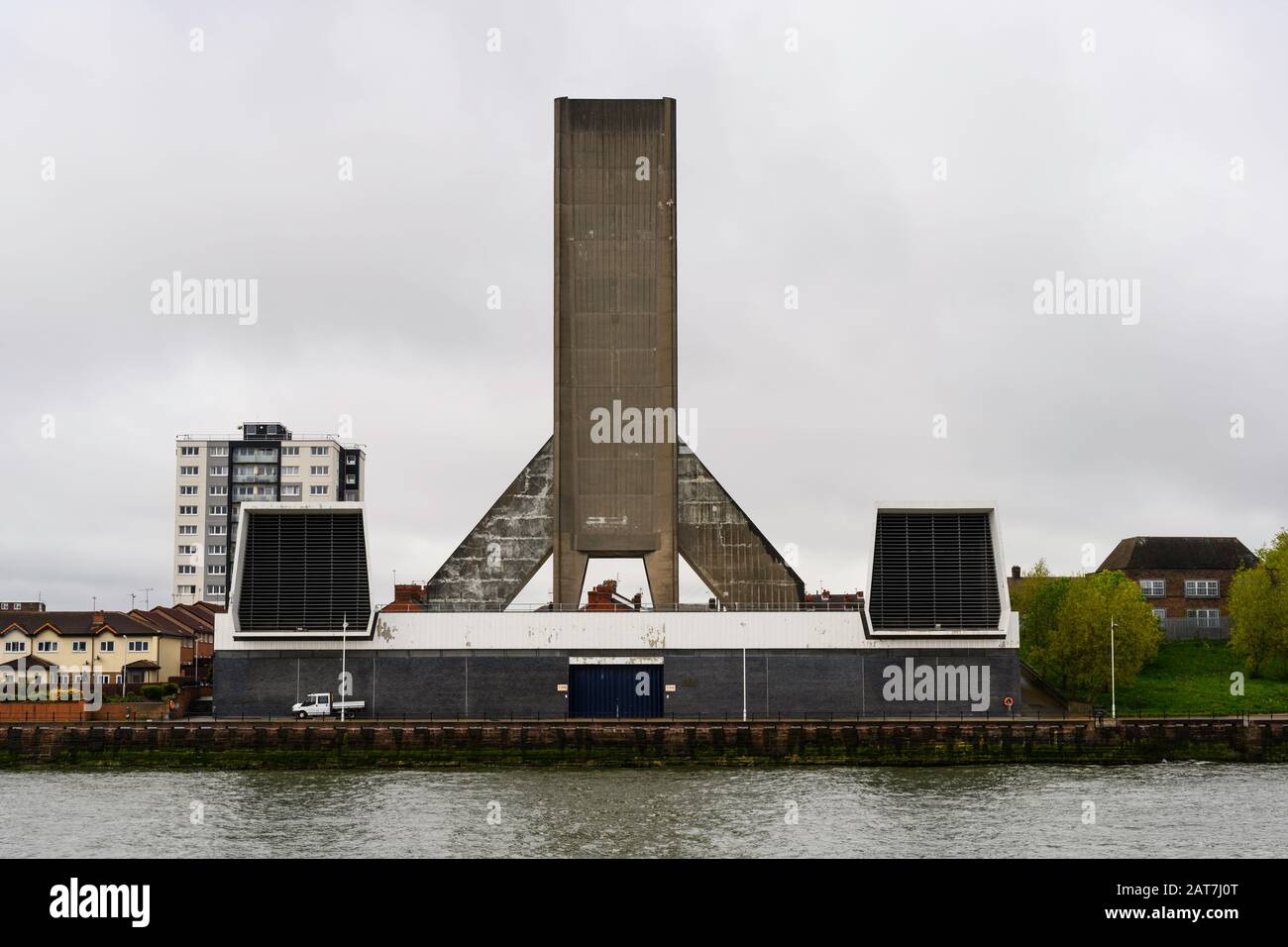 Albero di ventilazione (1971) per il tunnel di Kingsway sotto il fiume Mersey, a Wallasey, Wirral, Regno Unito. C'è una torre identica sul lato di Liverpool. Foto Stock