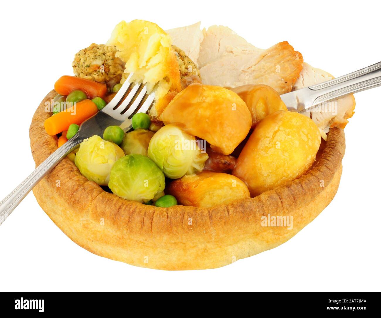 Cena di pollo arrosto in un grande budino dello Yorkshire isolato su uno sfondo bianco Foto Stock