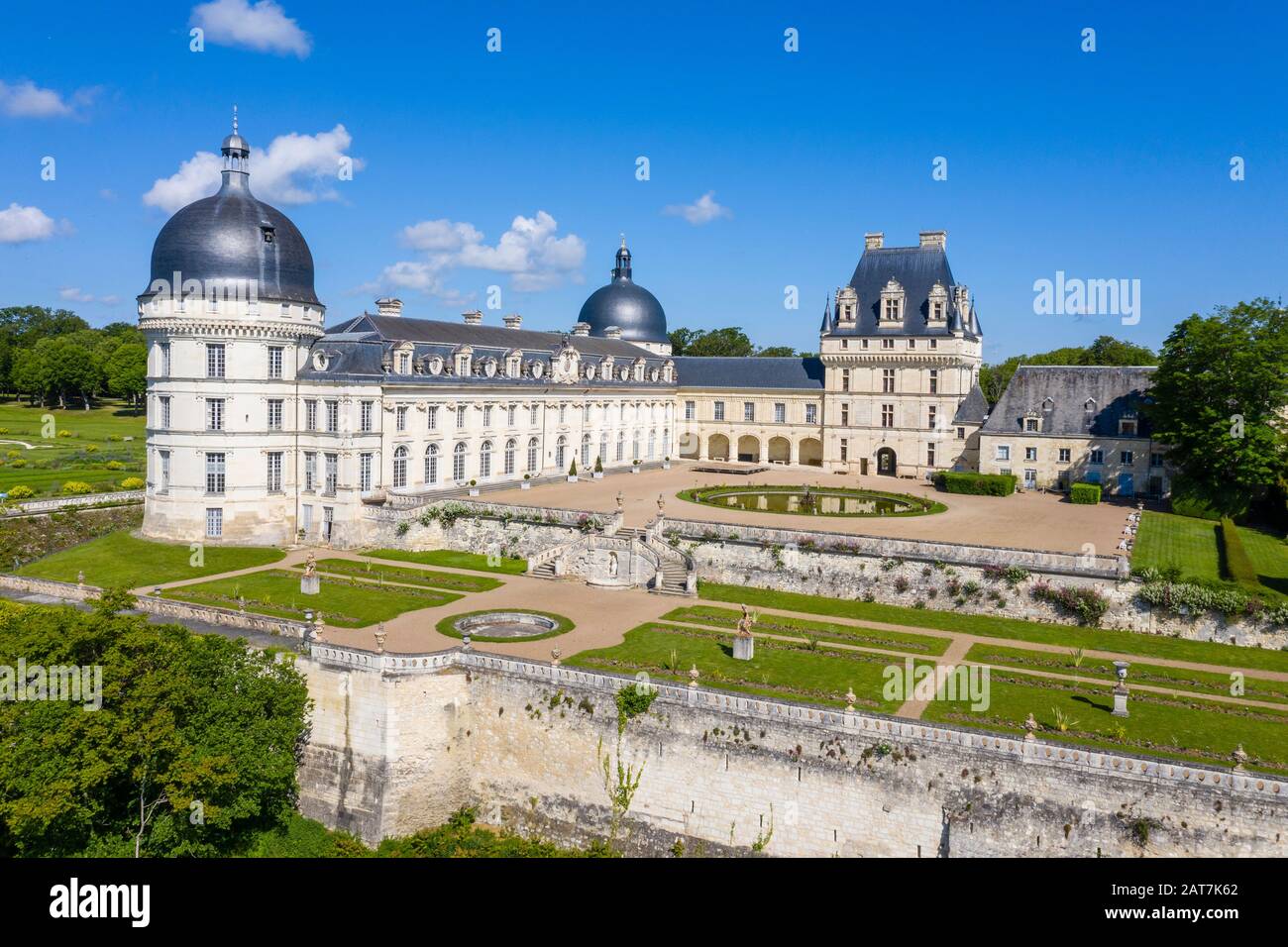 Francia, Indre, Berry, Valencay, Chateau de Valencay Park e Giardini, cortile del castello e il Jardin de la Duchesse in primavera (vista aerea) // Francia Foto Stock