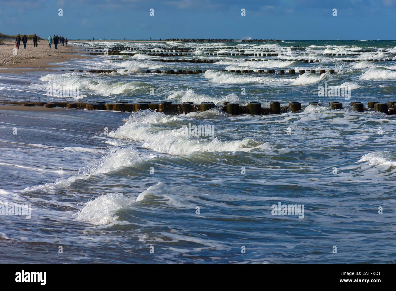 Walker sulla spiaggia del Mar Baltico con onde, tempo tempestoso, Darss, Meclemburgo-Pomerania occidentale, Germania Foto Stock