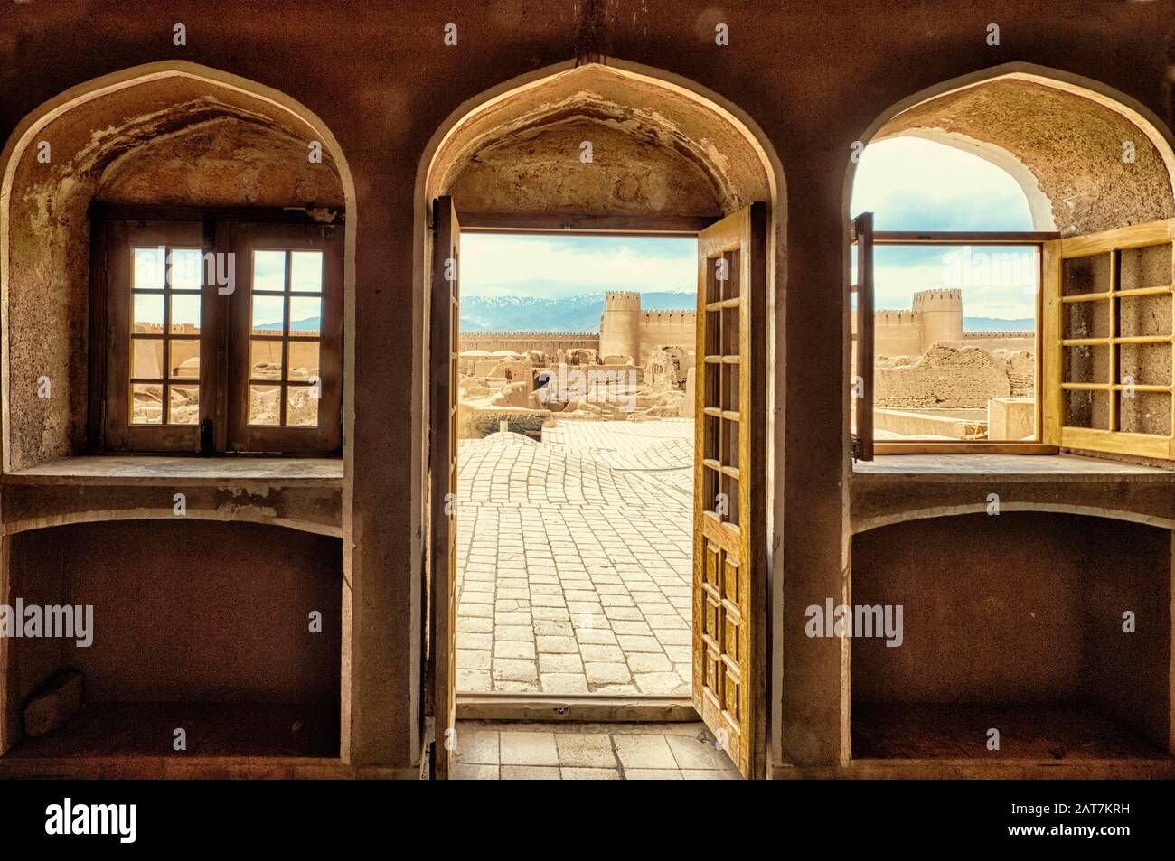 Rovine, torri e mura della Cittadella di Rayen visto attraverso una finestra, Il Più Grande edificio adobe del mondo, Kerman Provincia, Iran Foto Stock