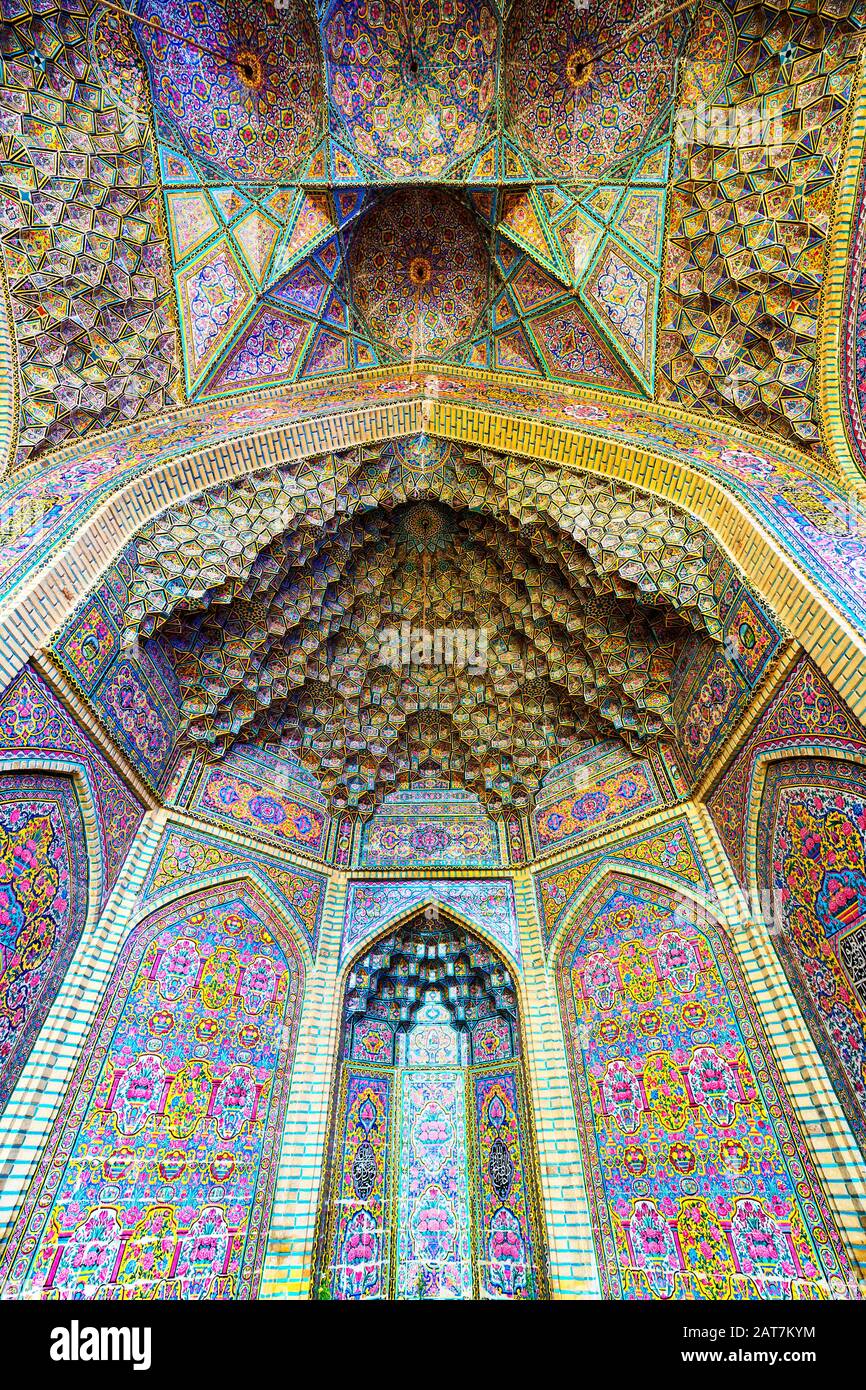 Moschea Nasir-ol-Mok, pareti piastrellate e soffitti bloccati, Shiraz, Provincia Fars, Iran Foto Stock