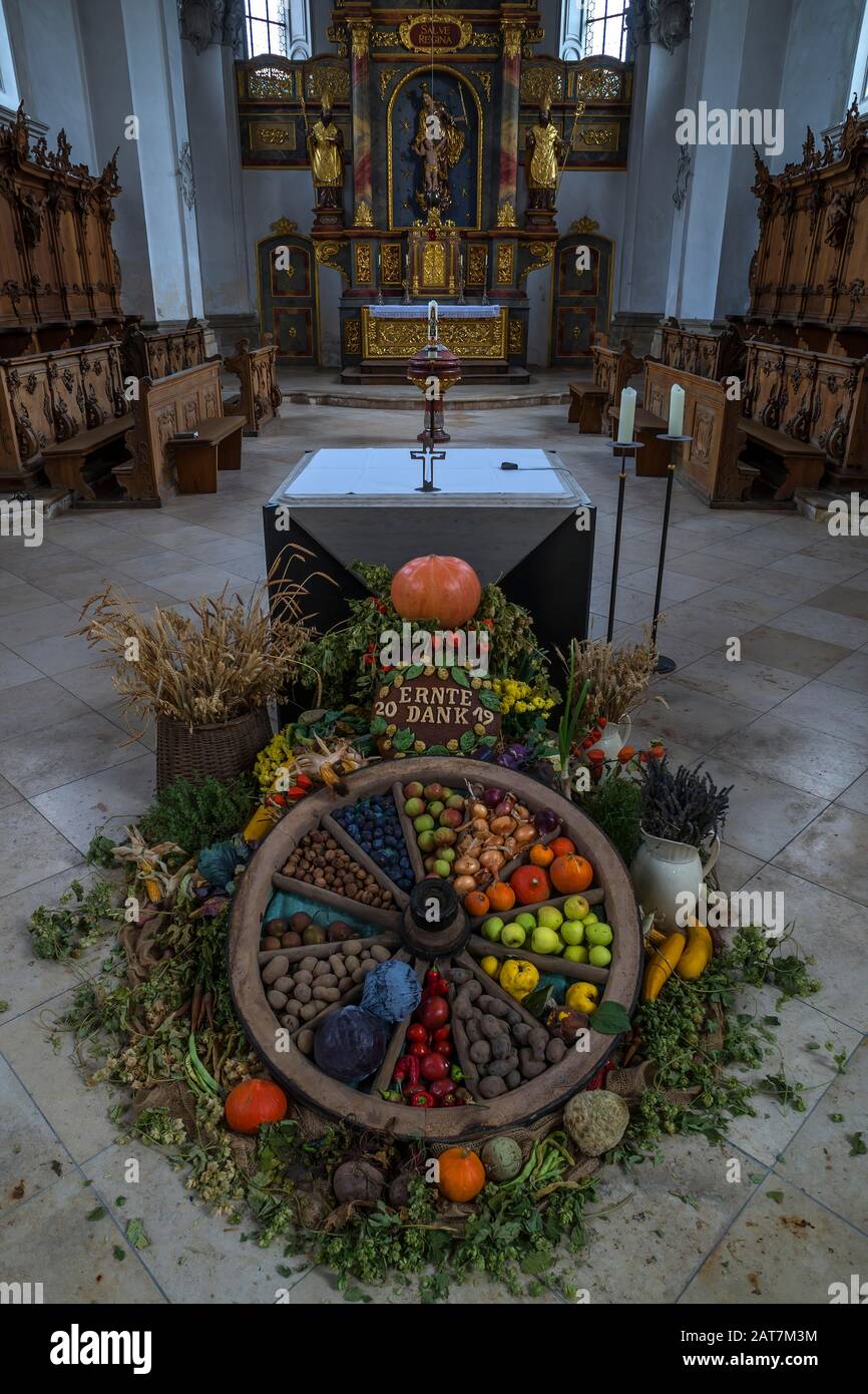 Ruota del carro decorata con verdure per il Ringraziamento di fronte all'altare maggiore nella chiesa, Spalt, Franconia di mezzo, Baviera, Germania Foto Stock