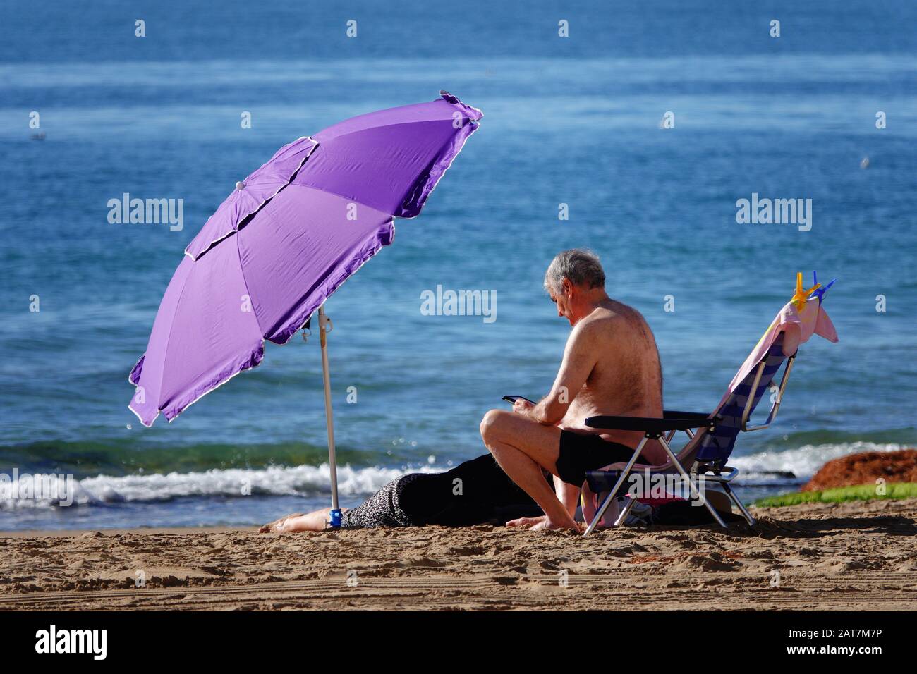 Benidorm, Provincia di Alicante, Spagna. 31 gennaio 2020. I turisti britannici si rilassano al sole spagnolo sulla spiaggia e sul lungomare di Levante, prendendo il sole. Foto Stock