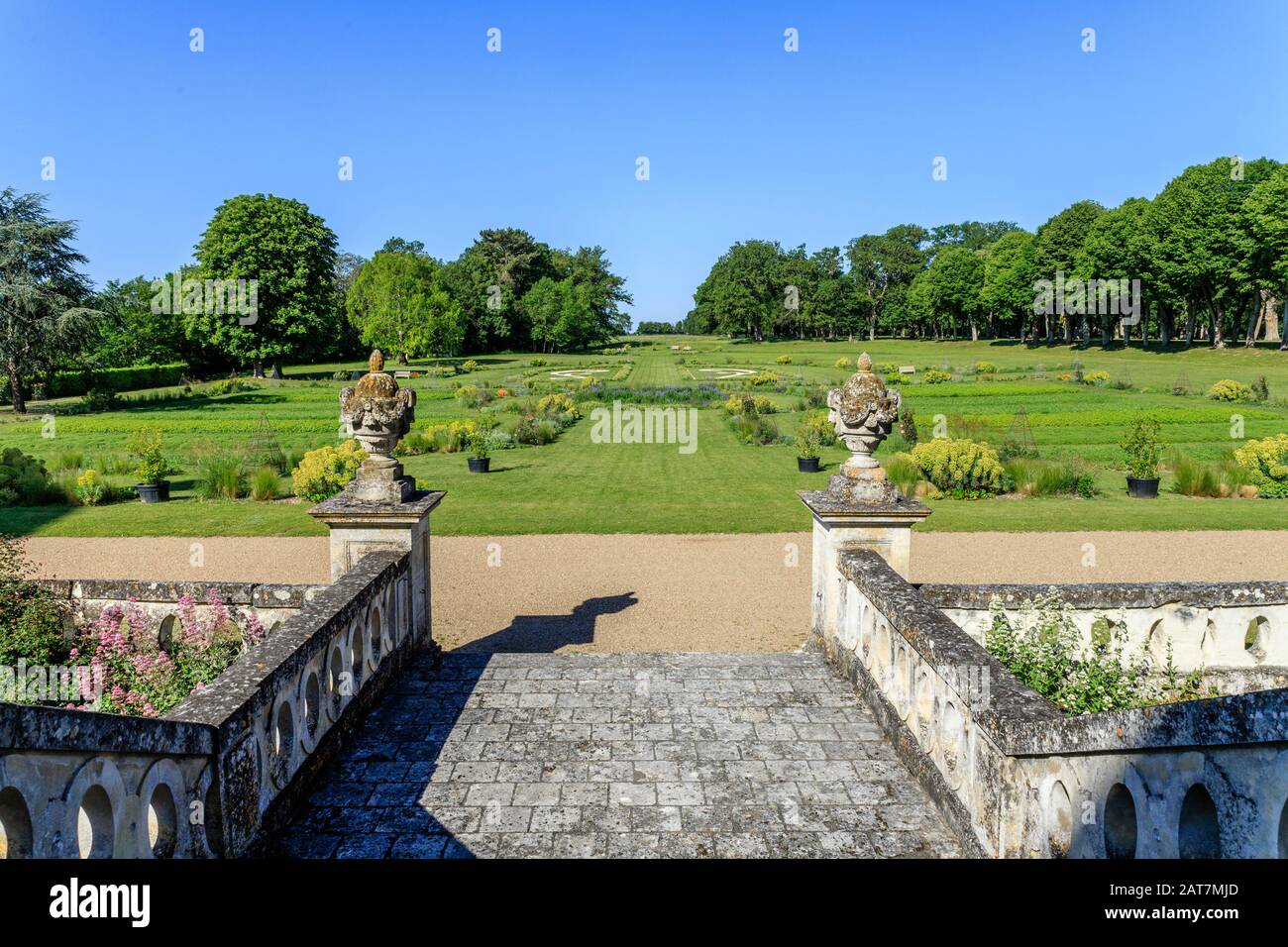 Francia, Indre, Berry, Valencay, Chateau de Valencay Parco e Giardini, scala alla prospettiva Grande in primavera // Francia, Indre (36), Berry, Foto Stock