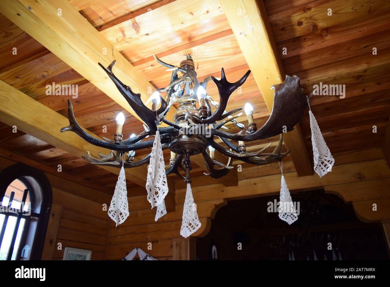 lampadario fatto di corna di cervo Foto Stock