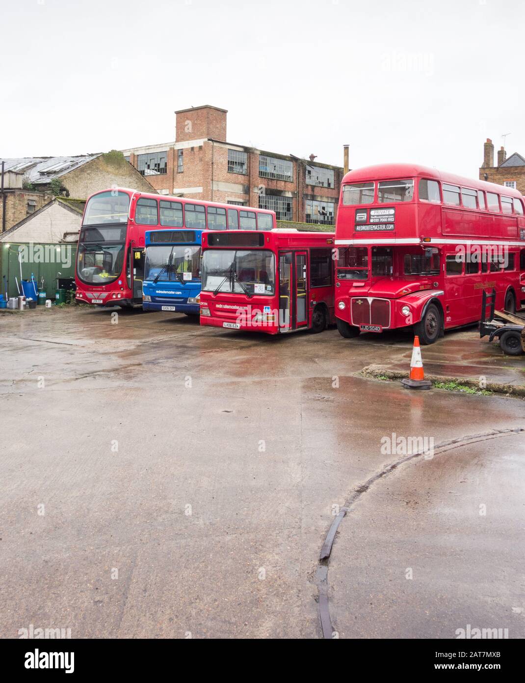 London Bus 4 Noleggio Red Routemasters Vintage Su Dock Road, Brentford, Middlesex, Regno Unito Foto Stock