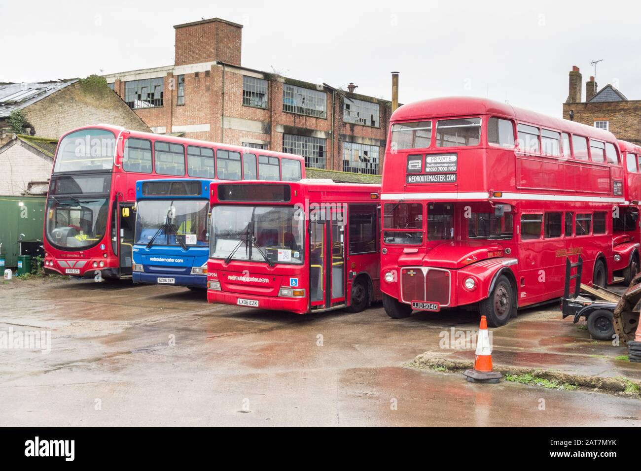 London Bus 4 Noleggio Red Routemasters Vintage Su Dock Road, Brentford, Middlesex, Regno Unito Foto Stock