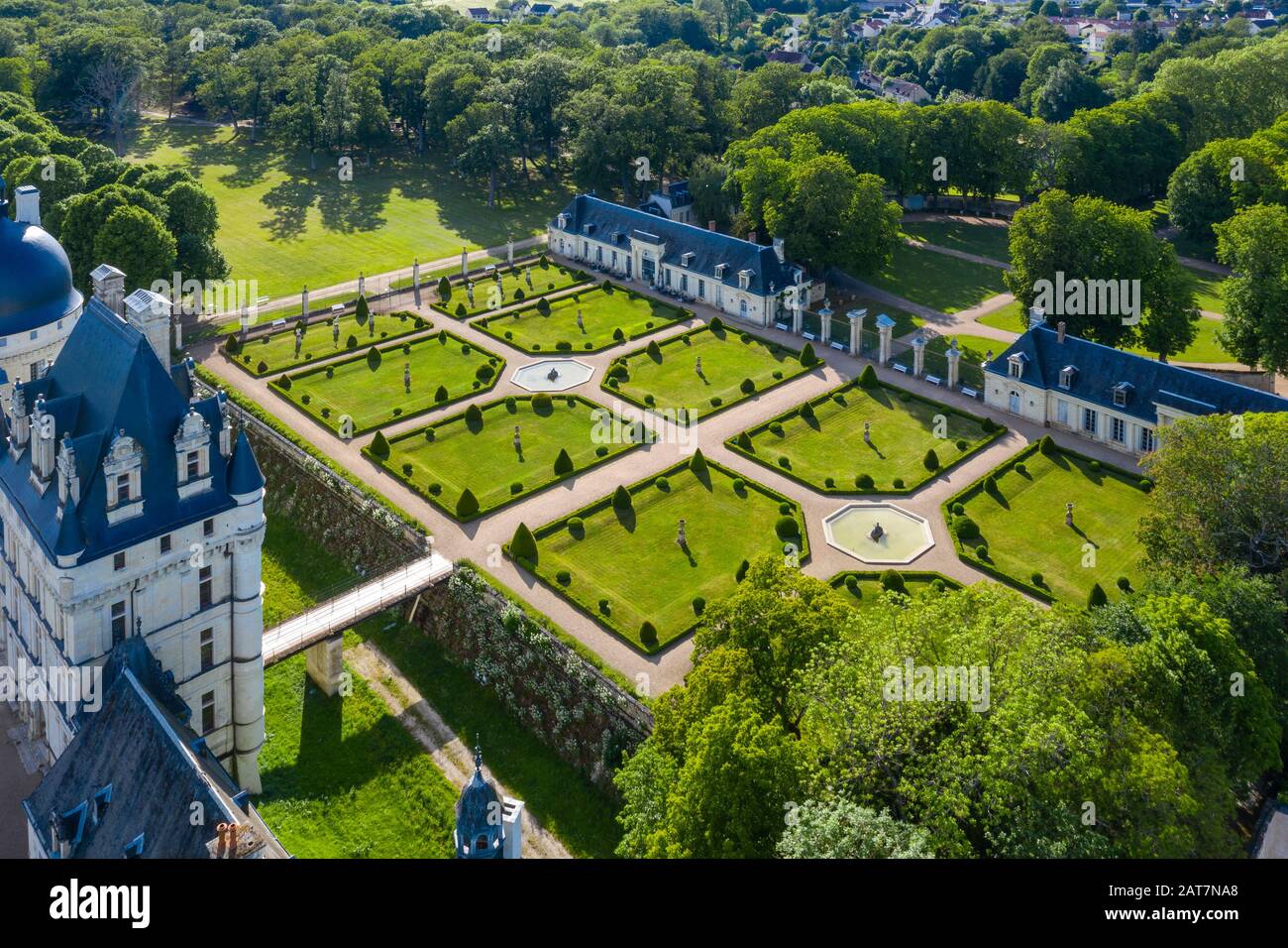 Francia, Indre, Berry, Valencay, Chateau de Valencay Park e Giardini, il giardino francese in primavera (vista aerea) // Foto Stock