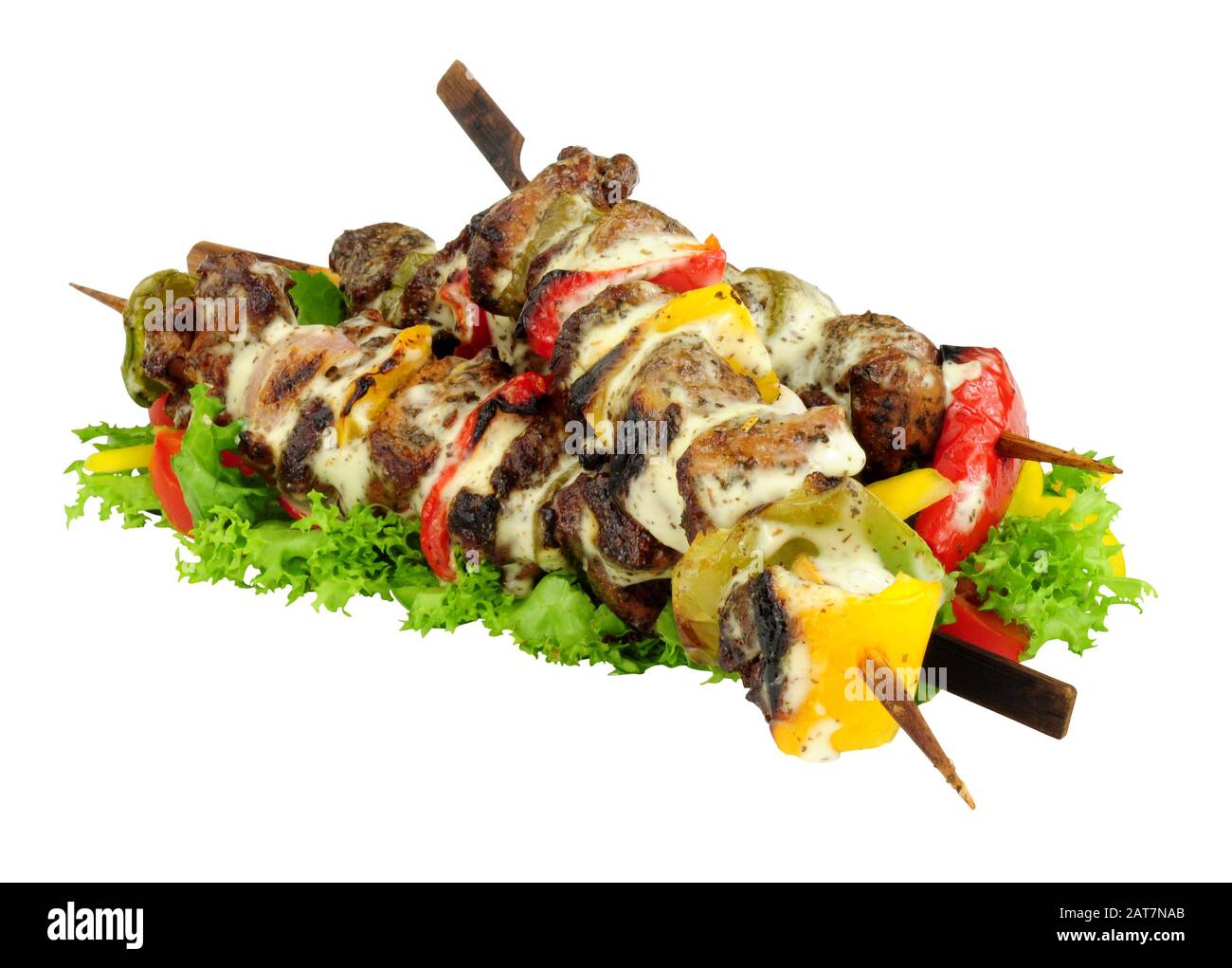 Gruppo di carni di agnello alla griglia e kebab di pepe dolce con rivestimento di yogurt alla menta e insalata fresca isolata su sfondo bianco Foto Stock