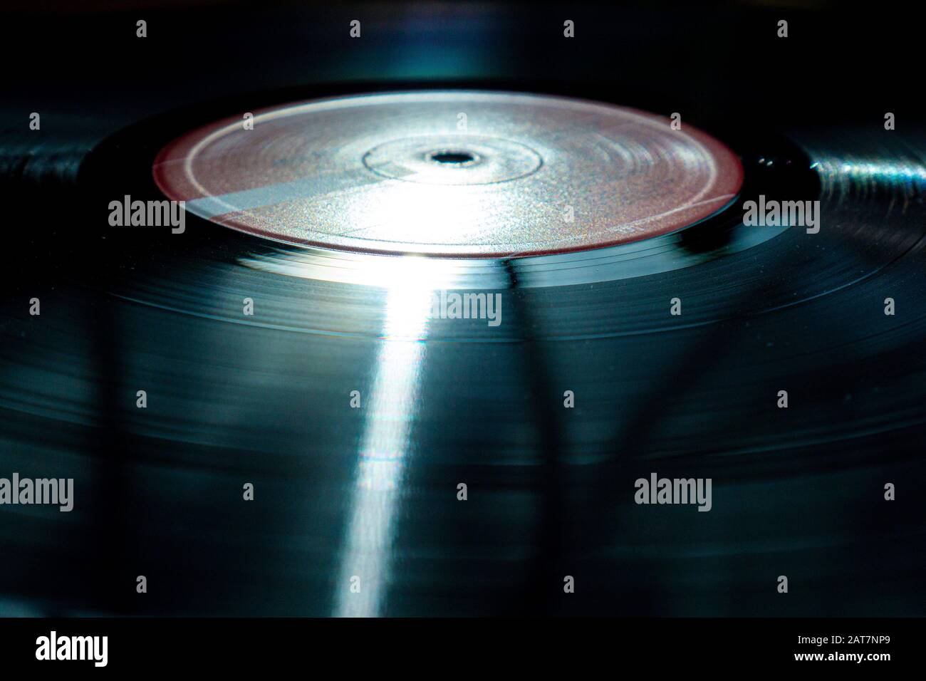 Primo piano di un disco in vinile su un giradischi Foto Stock